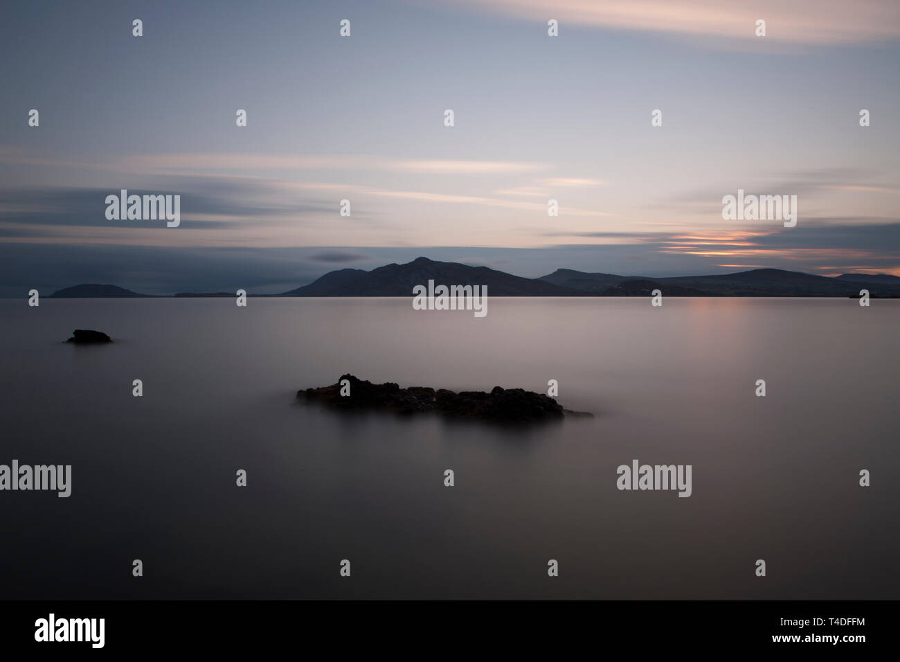 Serene Abendhimmel an Irlands Wilder Atlantischer Weg Stockfoto