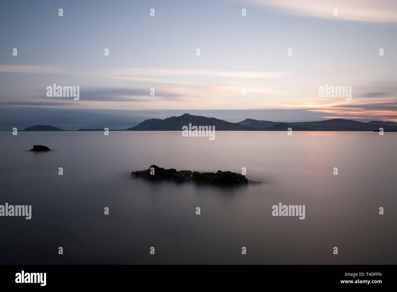 Serene Abendhimmel an Irlands Wilder Atlantischer Weg Stockfoto