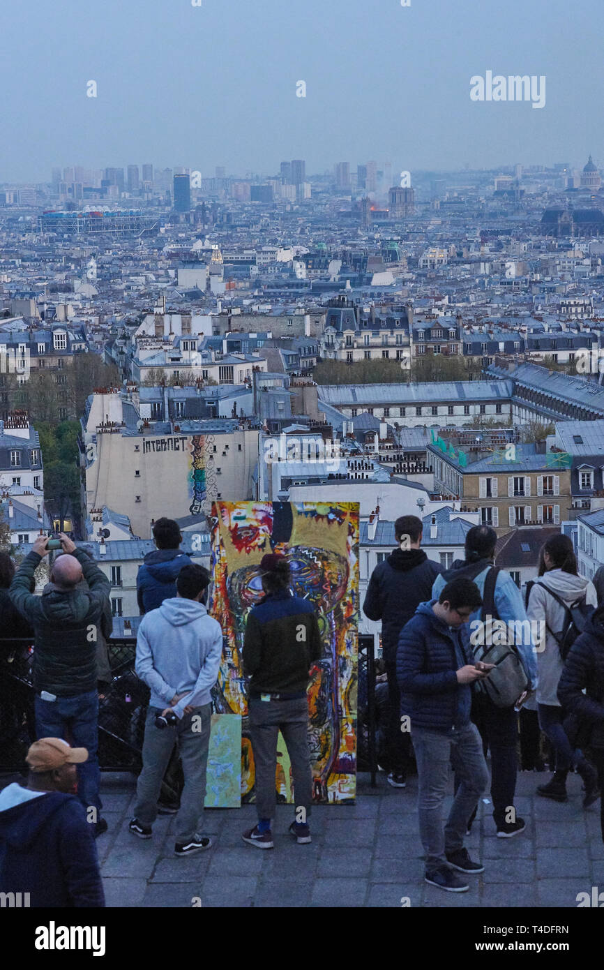 Straße Maler, ein Kunstwerk mit Feuer brennen mit der Kathedrale Notre Dame in Paris, Frankreich Stockfoto