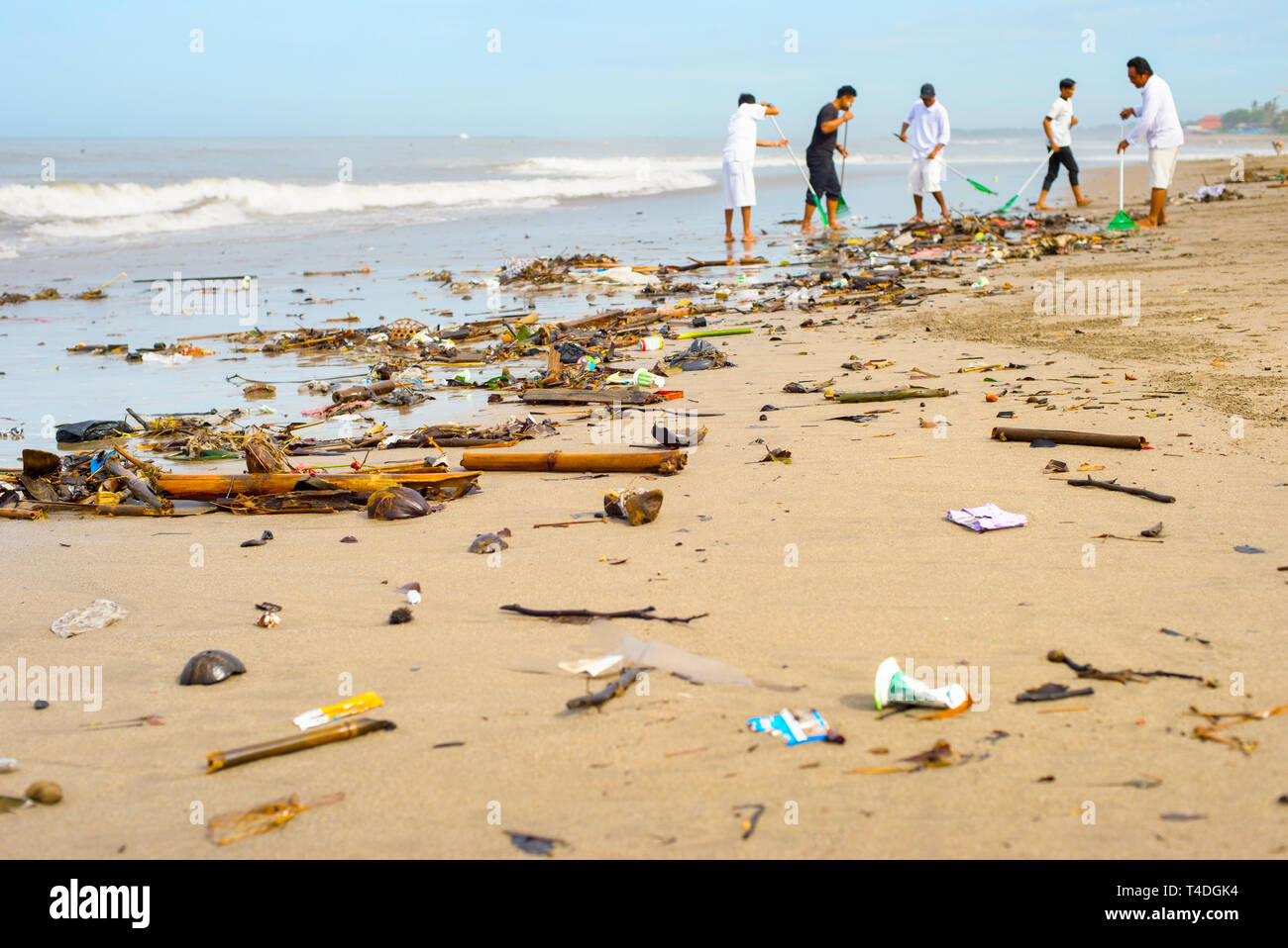 Gruppe von Menschen, die Reinigung, den Strand von Müll und Abfälle aus Kunststoffen. Die Insel Bali, Indonesien Stockfoto