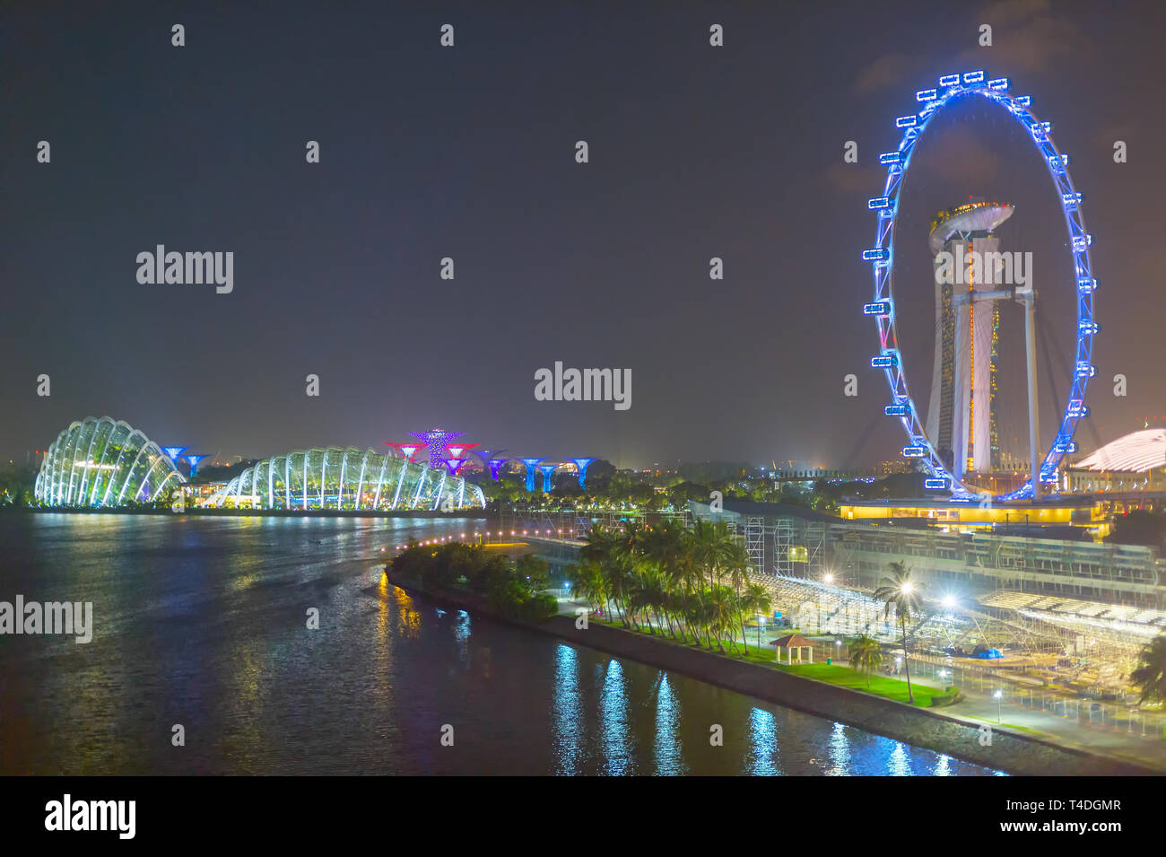 Singapur - 16. FEBRUAR 2017: die Gärten an der Bay, Marina Bay Sands, Singapur Riesenrad bei Nacht. Singapur Stockfoto