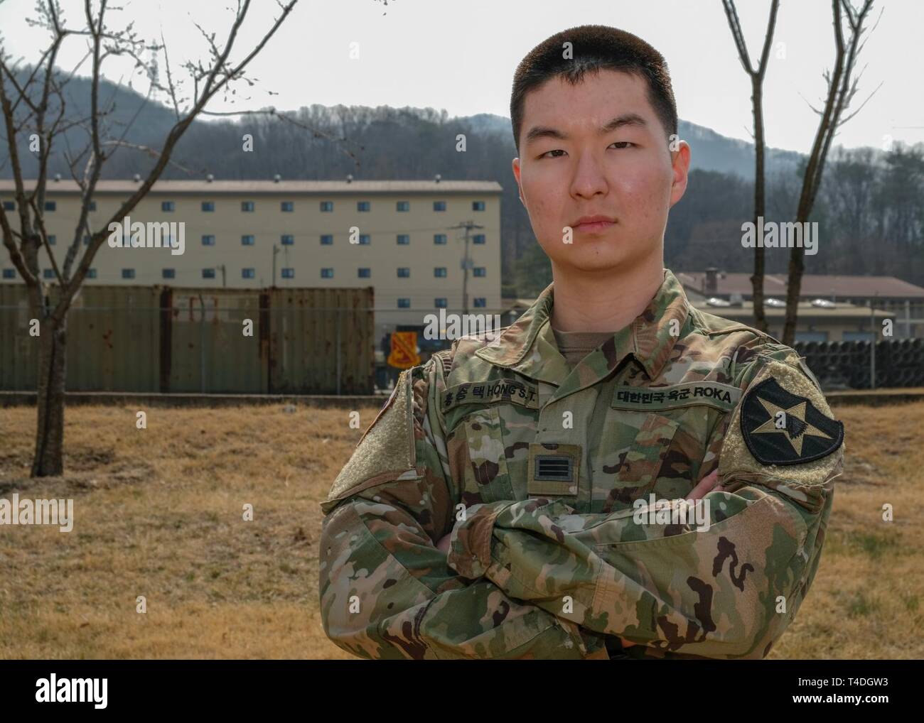 Korean Augmentation der US-Armee (KATUSA) Cpl. Hong, Seung-Taek, combat medic Specialist, Eingeborener von Seoul, zugeordnet zu den Hauptsitz und Sitz Batterie, 1 Battalion, 38th Field Artillery Regiment (weit), 210Th Field Artillery Brigade, steht für ein Foto, 28. März 2019, Camp Casey, Republik Korea. Hong und mehrere andere Ärzte von Hhb, 1-38 WEIT, verbrachte viel der Woche Training über die Grundlagen, um ihre Expertise als Mediziner zu erhöhen und sicherzustellen, dass sie in der Lage sind, die medizinische Versorgung in einem Feld Umgebung zu bieten. Stockfoto