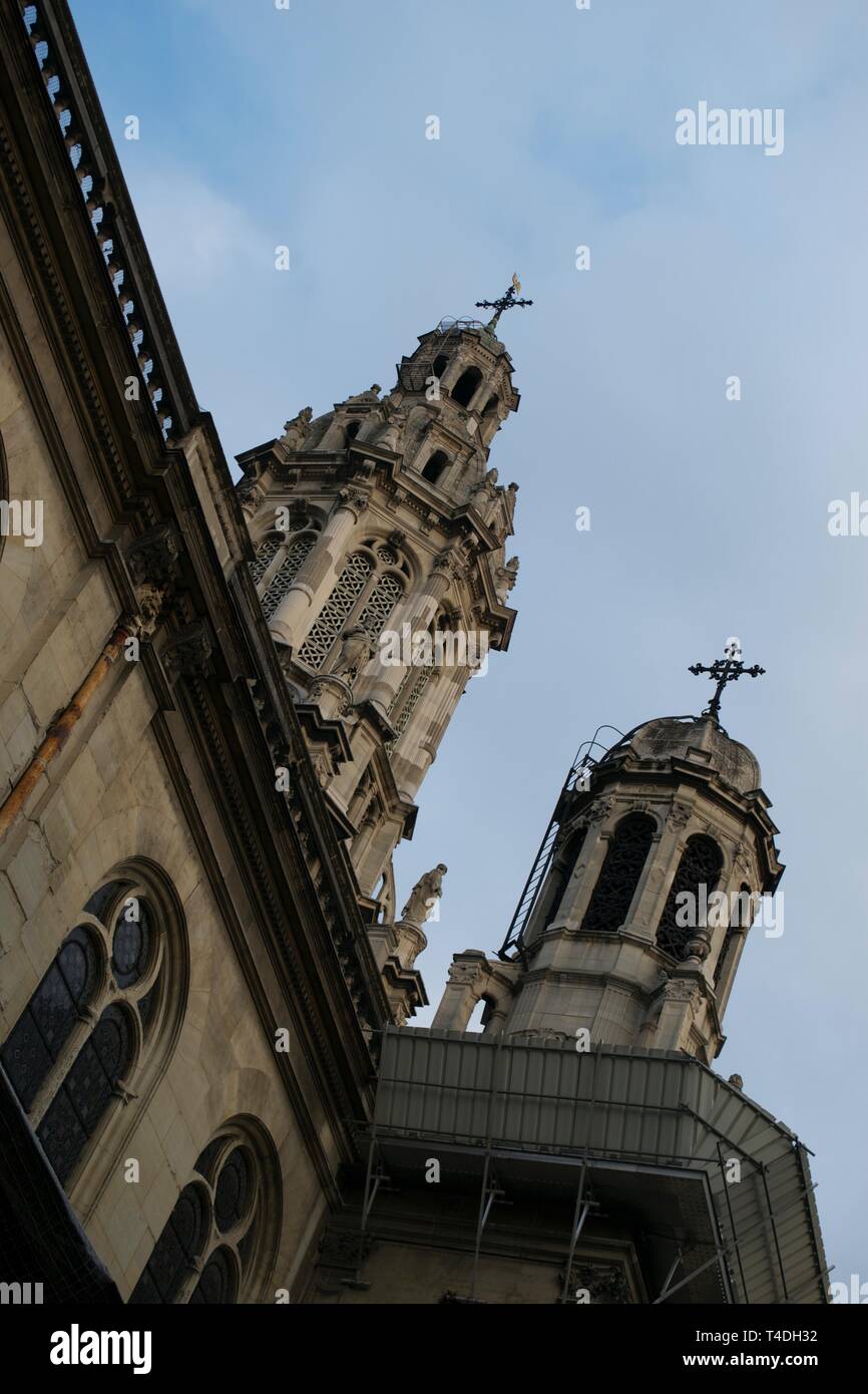Sie suchen den Stein an Türmen und Kruzifixe auf einer historischen Kirche in Paris, Frankreich gegen bewölkt blauer Himmel Stockfoto