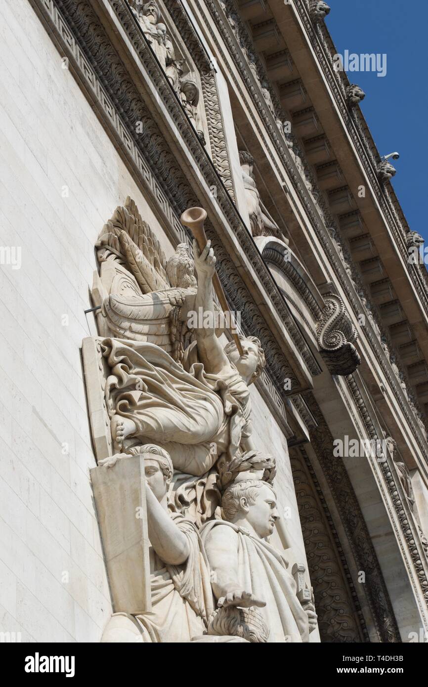 Detail einer steinbildhauerei eines Engels triumphierend weht ein Horn auf der Außenseite des Arc de Triomphe, Paris, Frankreich. Anschaulich beleuchtet durch helles Sonnenlicht Stockfoto