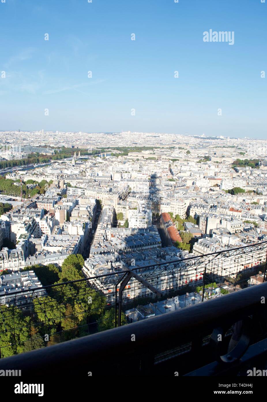 Ansicht der Schatten gegen weißen sonnenbeschienenen Gebäude von Paris (Frankreich) Verbreitung unten sichtbaren der Eiffelturm. Stadt von oben an einem sonnigen Tag gesehen. Stockfoto