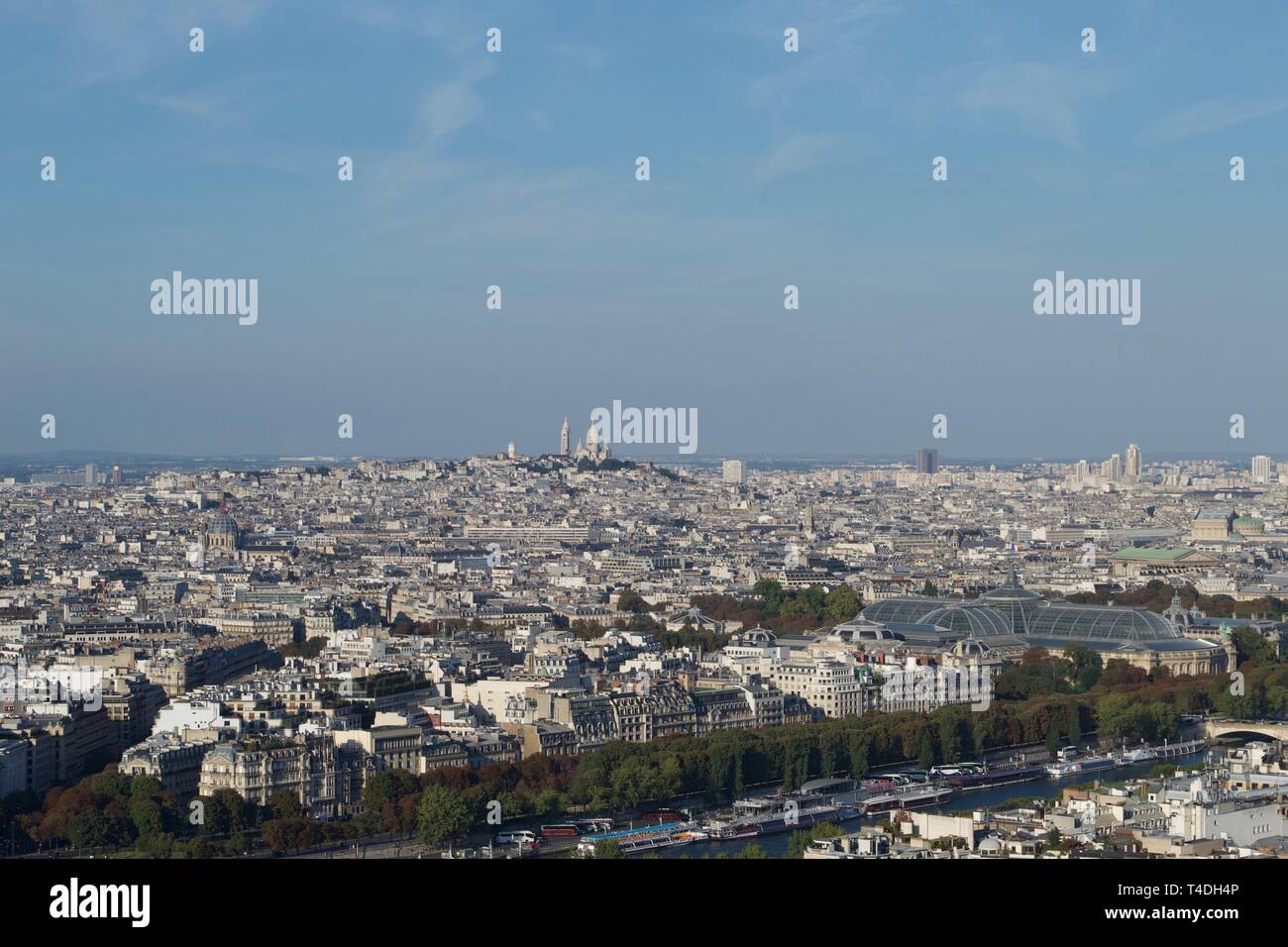 Blick auf Paris (Frankreich) an einem sonnigen Tag. Straßen und weißen Häusern aus Stein sichtbar unter blauem Himmel. Blick auf Montmartre über Seine. Stockfoto