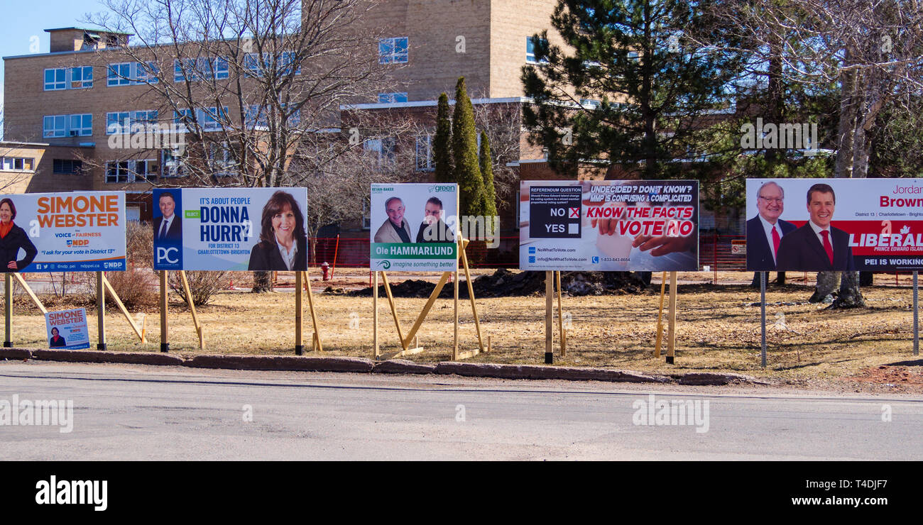 Wahl Anzeichen politischer Parteien und MMP Referendum für die provinzielle Wahl 2019 (April 23) auf der Straße in Charlottetown, PEI, Kanada Stockfoto