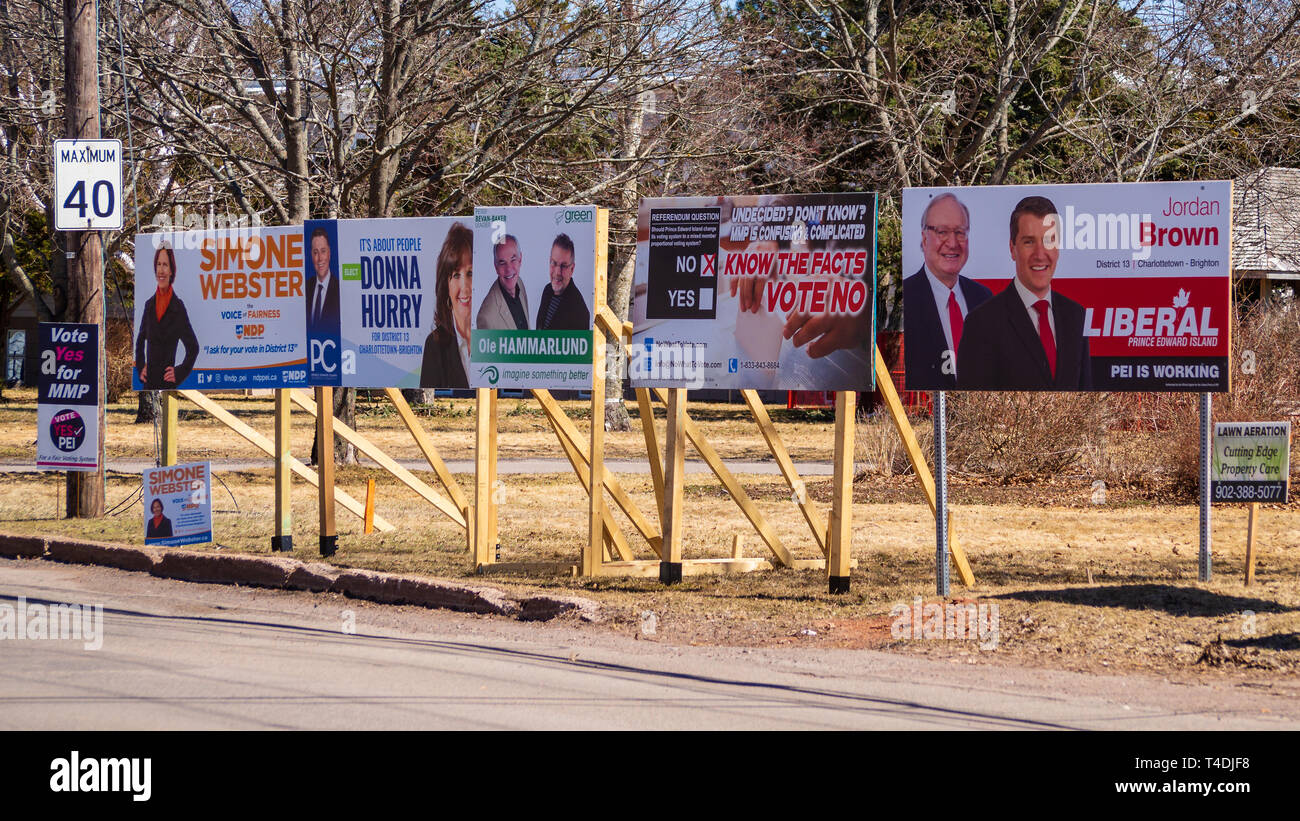 Wahl Anzeichen politischer Parteien und MMP Referendum für die provinzielle Wahl 2019 (April 23) auf der Straße in Charlottetown, PEI, Kanada Stockfoto