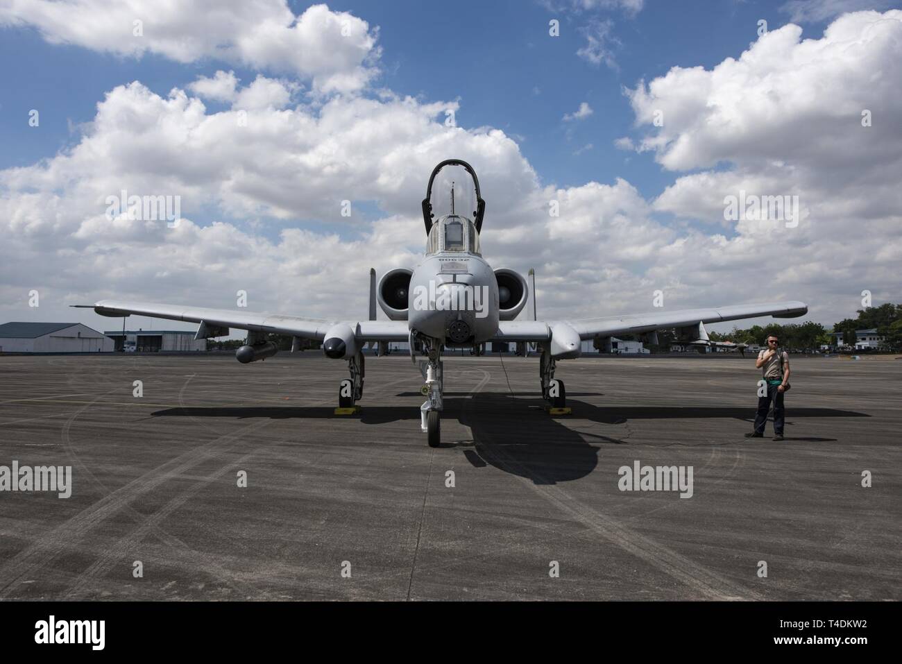 Us Air Force Senior Airman Manuel Bayron spricht mit Kapitän Brian Higgins während einer vorflugcheck an der Clark Air Base, Philippinen, 1. April 2019, zur Unterstützung der Übung Balikatan. Balikatan ist eine jährliche Übung zwischen den USA und den Philippinen und kommt aus dem Tagalog und bedeutet Schulter-zu-Schulter", die die Partnerschaft zwischen den beiden Ländern. Die Übung hilft eine hohe Bereitschaft und Reaktionsfähigkeit zu erhalten, und es verbessert die kombinierten militärischen Beziehungen und Fähigkeiten. Bayron, ein Eingeborener von Middletown, New York, ist ein Assistent engagierte Crew Chief wi Stockfoto