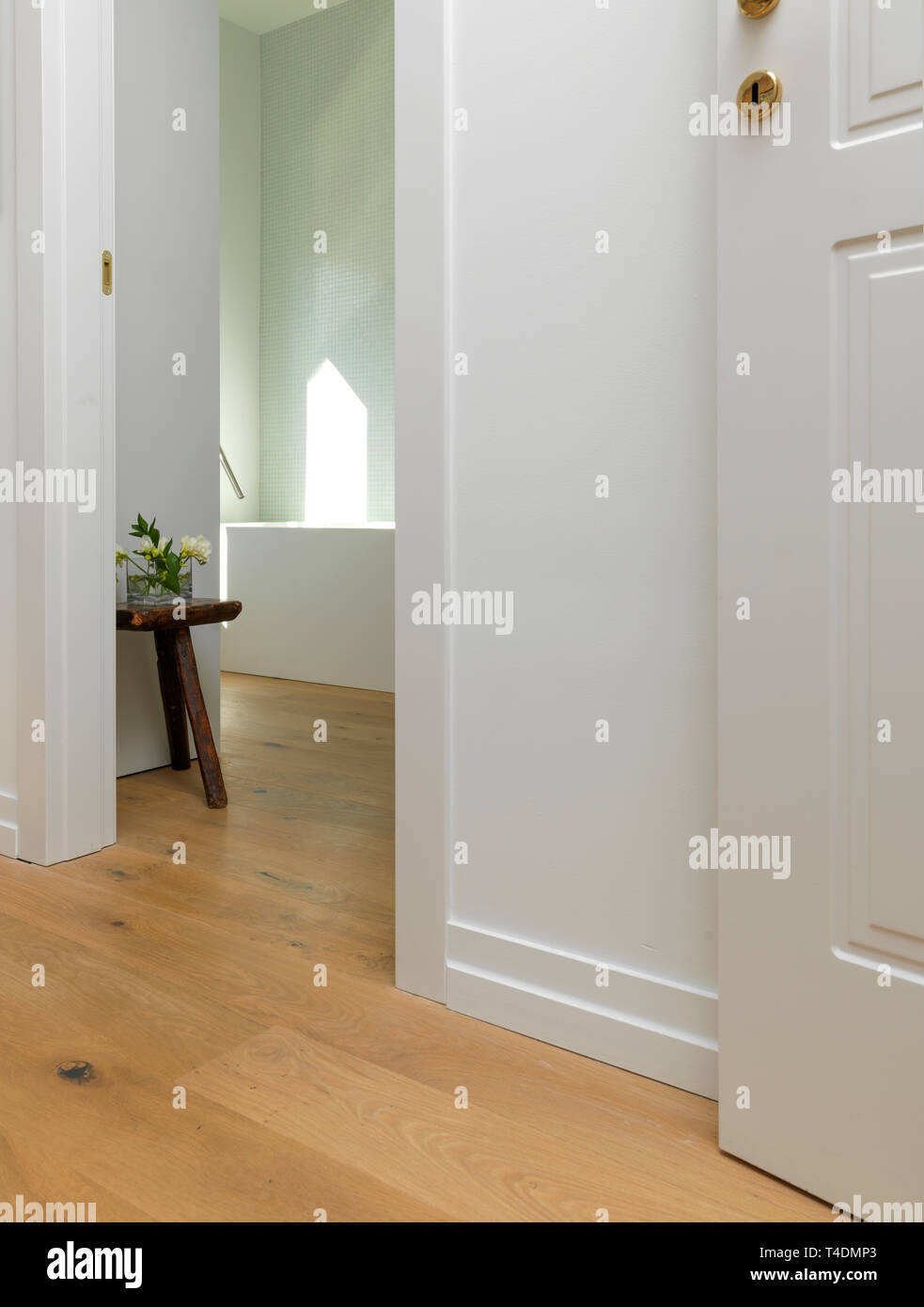 Badezimmer mit Holzboden Stockfoto