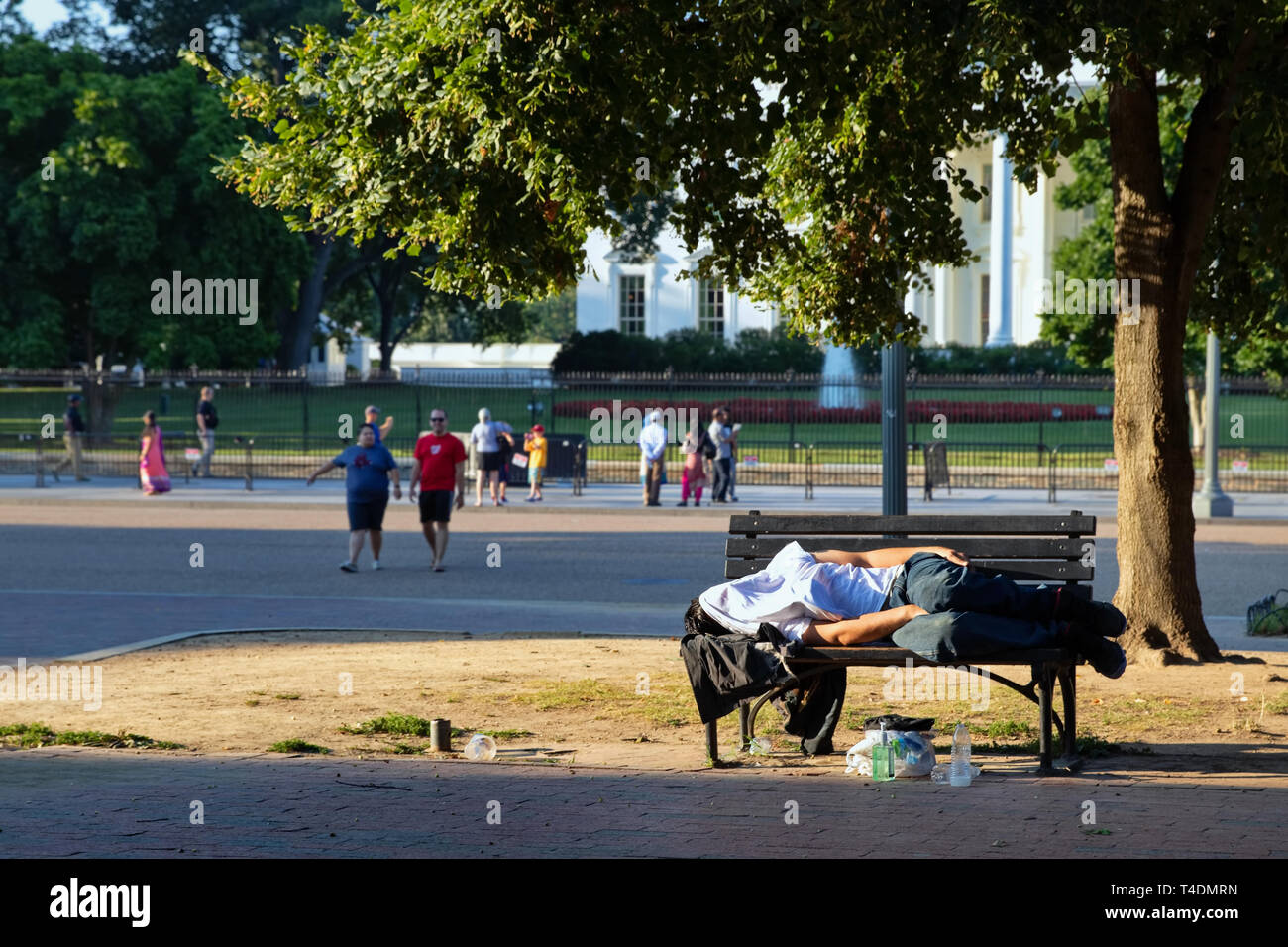 Washington, DC, USA. Apr 2016. Obdachloser auf einer Parkbank in das Weiße Haus, ein trauriger Kontrast zwischen Reichtum und Macht schlafen, und Armut. Stockfoto