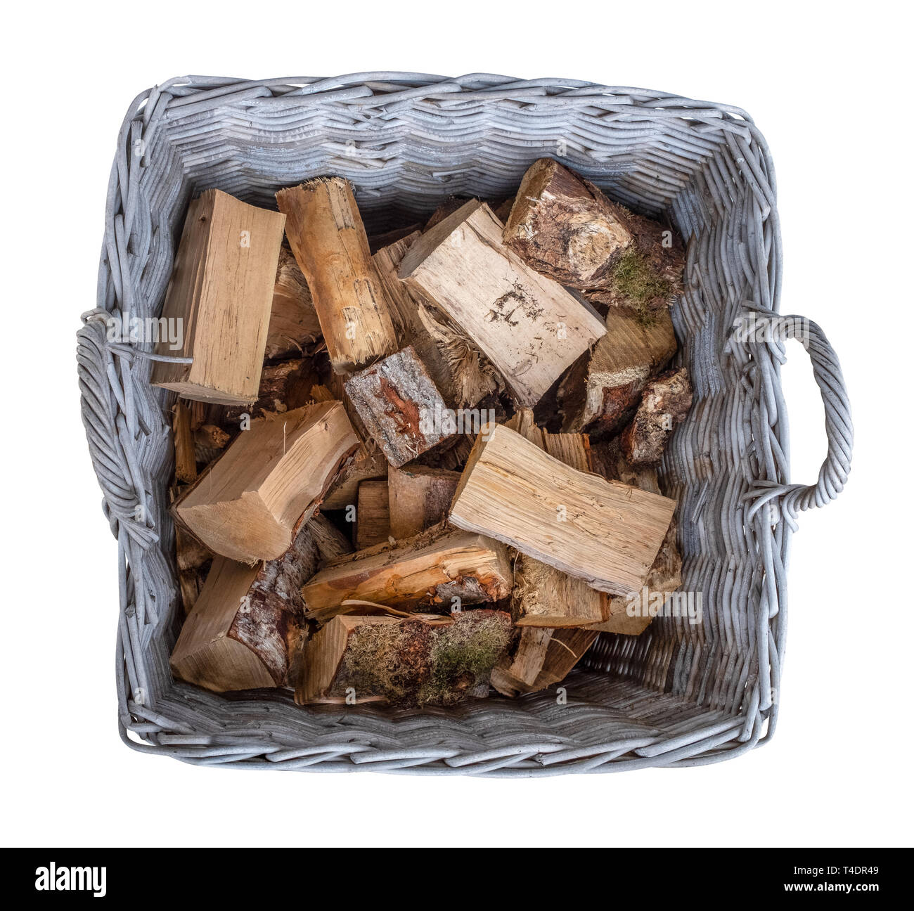Isolierte alte Korb von Cut Brennholz in einem rustikalen Weidenkorb Stockfoto