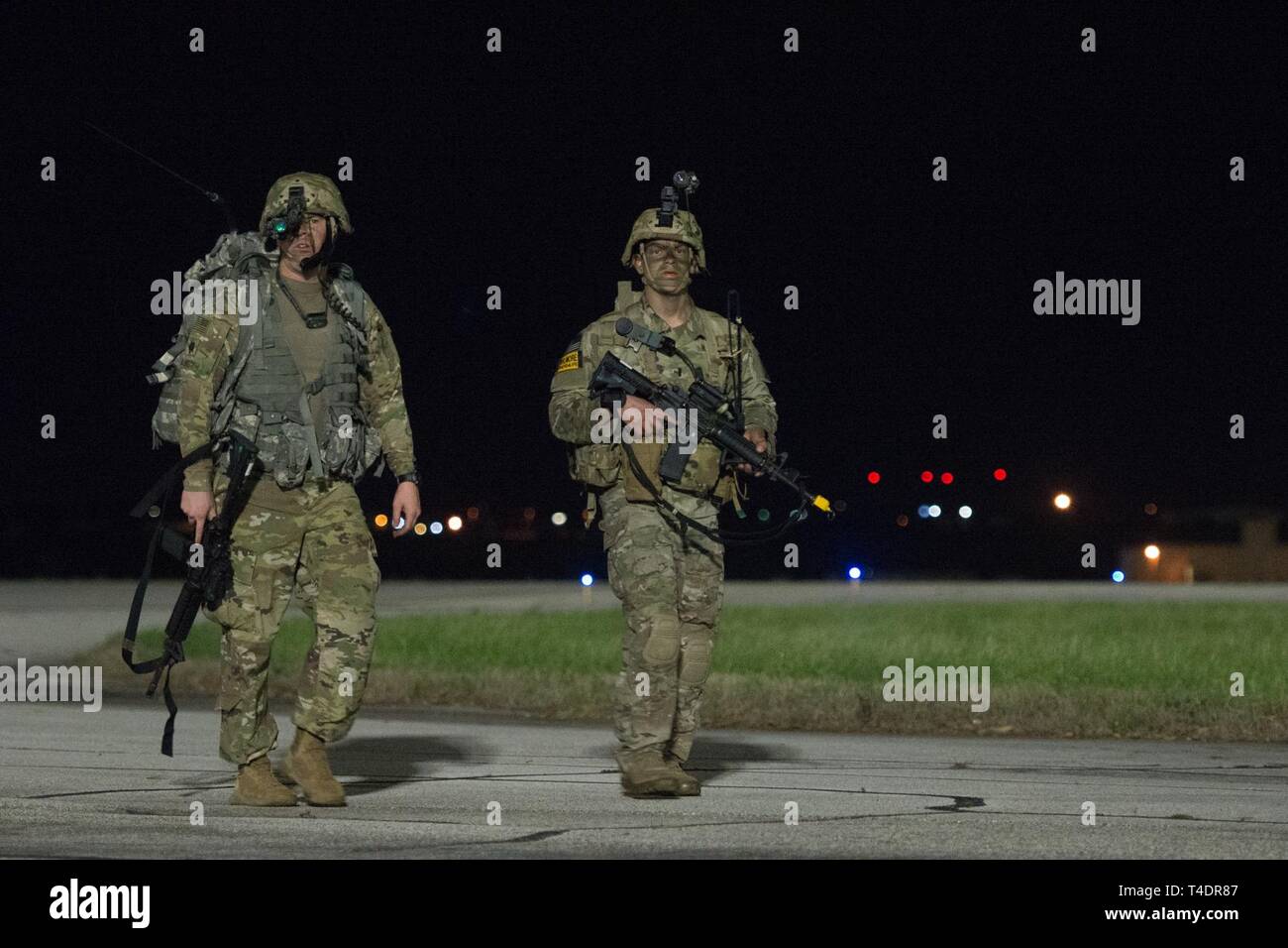 Texas Armee Nationalgarde von 167 Battalion (Airborne), 143 Infanterie, 173Rd Airborne Brigade, die in der übung Betrieb Rapido Streik bei Joint Base San Antonio-Kelly Feld, Texas Jan. 23, 2019 teilnehmen. Betrieb Rapido Streik ist eine gemeinsame gewaltsamen Eindringen Übung bestehend aus Soldaten Fallschirmspringen in einem Flugplatz, um Befehl und das Gebiet für die Unterstützung. Stockfoto