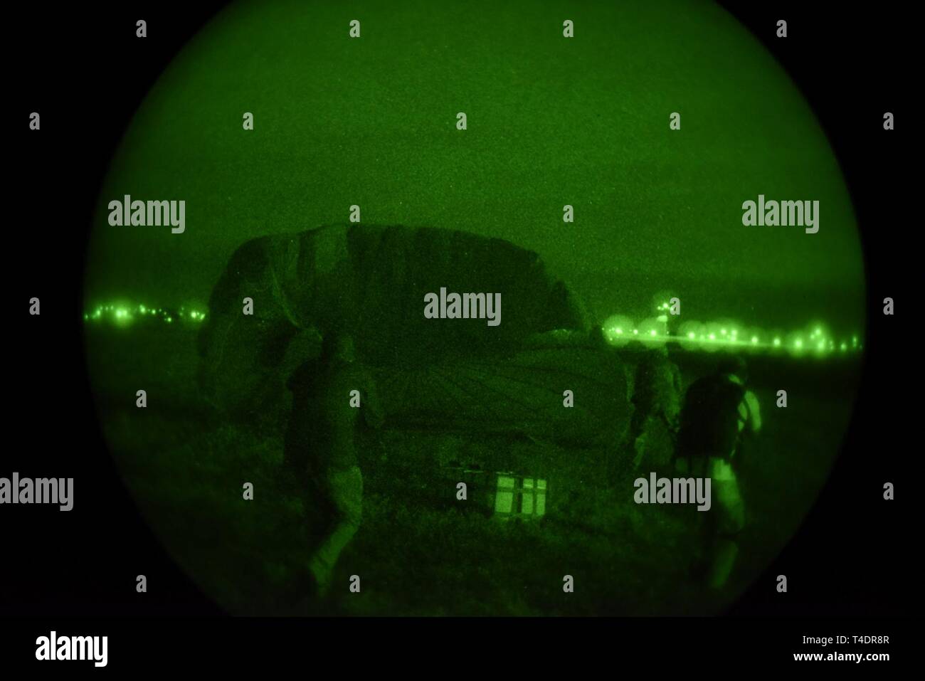 Texas Armee Nationalgarde von 167 Battalion (Airborne), 143 Infanterie, 173Rd Airborne Brigade, die in der übung Betrieb Rapido Streik bei Joint Base San Antonio-Kelly Feld, Texas Jan. 23, 2019 teilnehmen. Betrieb Rapido Streik ist eine gemeinsame gewaltsamen Eindringen Übung bestehend aus Soldaten Fallschirmspringen in einem Flugplatz, um Befehl und das Gebiet für die Unterstützung. Stockfoto