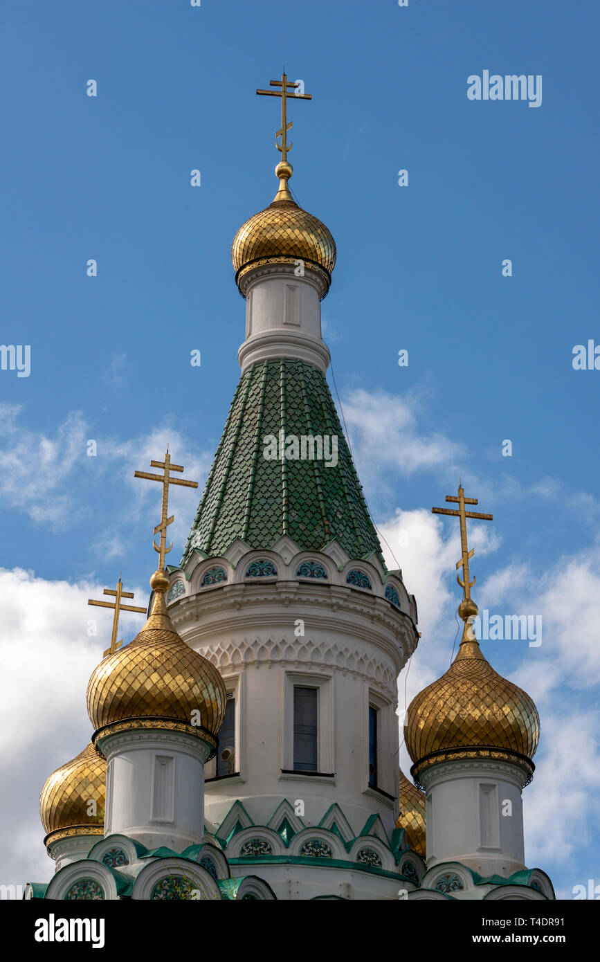 Die goldenen vergoldeten Kuppeln der Russischen Kirche des Hl. Nikolaus des Miracle-Maker in Sofia, Bulgarien gegen den blauen Himmel. Stockfoto