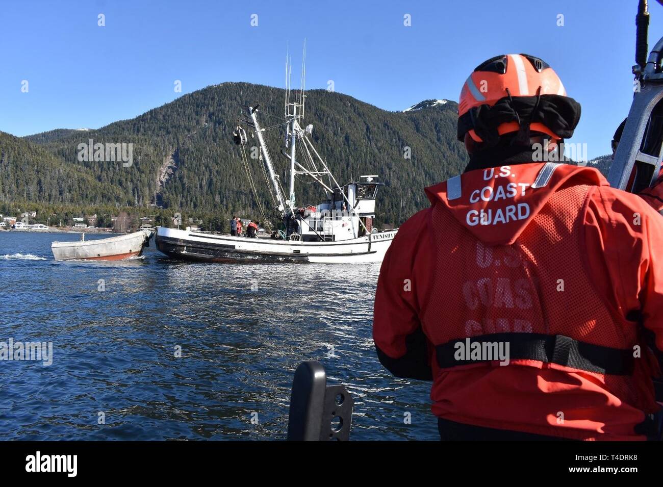 Petty Officer 1st Class Nicolas Santos, der bootsmann Mate mit der Coast Guard Cutter John McCormick, betreibt das Boot des Cutter neben dem Fischereifahrzeug Tenisha stieg in Sitka, Alaska, während Lt. j.g. Michaela Mckeown und Lt. j.g. Michael Civay eine kommerzielle Fischereifahrzeug Sicherheitsinspektion führen März 19, 2019. Der cutter Crew durchgeführt kommerzielle Fischereifahrzeug Sicherheit Untersuchungen in der Sitka Sound und Sitka Hafen in der Vorbereitung für die 2019 Sac Roe Heringsfischerei. Us-Küstenwache Stockfoto