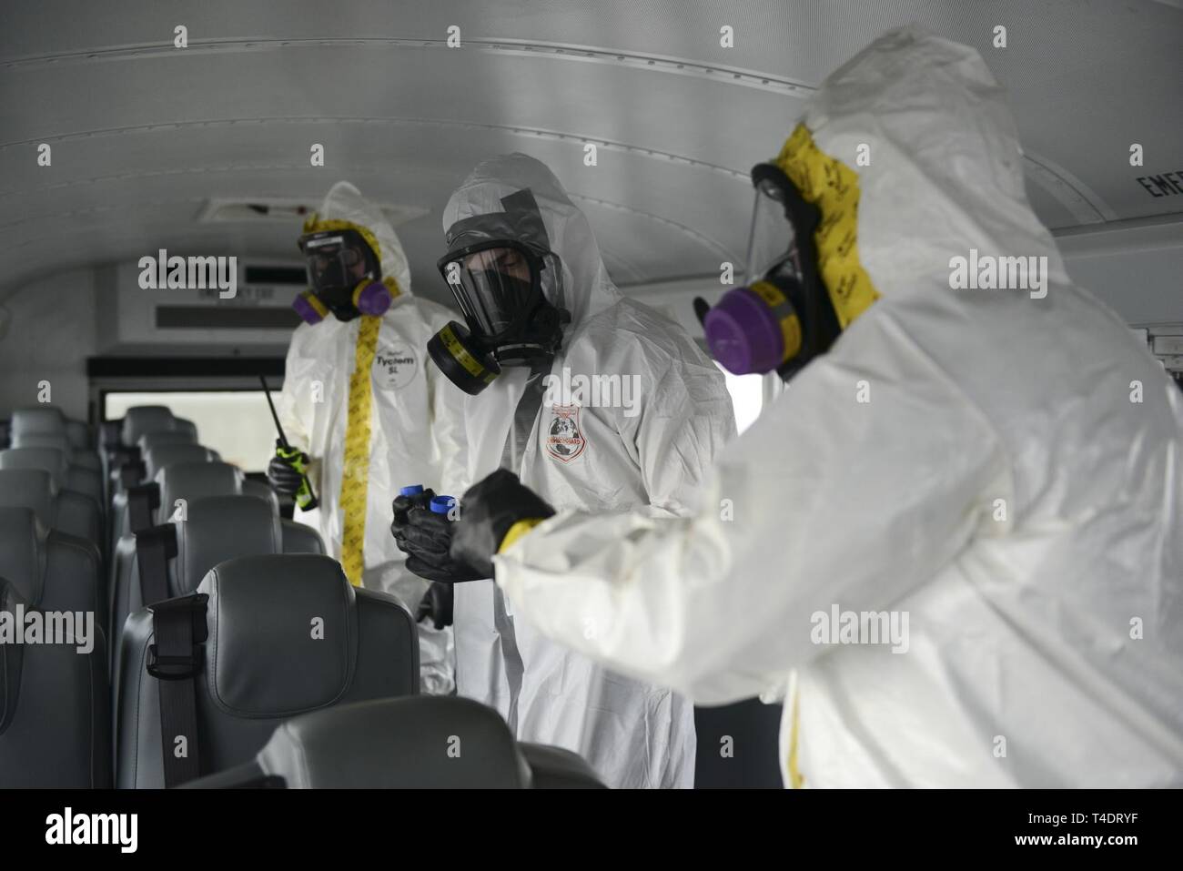 Service Mitglieder beteiligen sich an einer Mission Assurance Übung in Joint Base Elmendorf-Richardson, Alaska, 21. März 2019. Die Ausübung der Funktionen getestet, um die Installation zu einem simulierten biologischen Angriff zu reagieren. Stockfoto