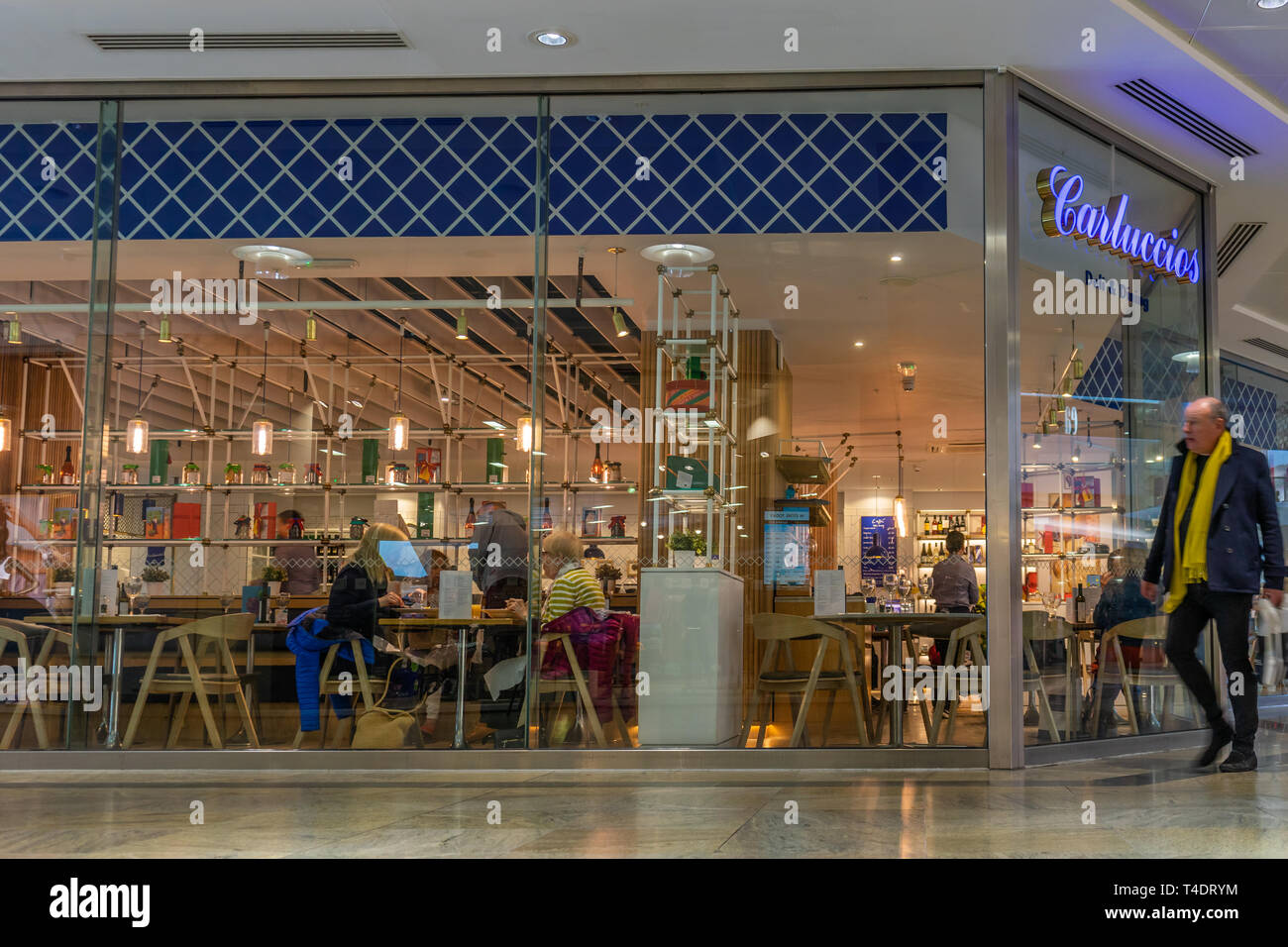 Carluccio's Deli und Drinnen WestQuay Einkaufszentrum, Southampton, England, Großbritannien Stockfoto