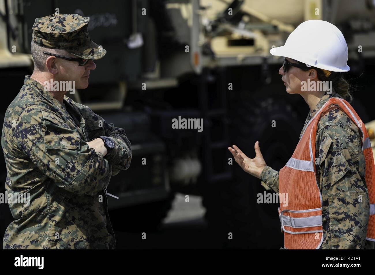 Us Marine Corps Oberst Scott Johnson, (links) und 2. Lt. Cori Caggiano Operationen während eines maritimen Vorpositionierung Kraft (MPF) Offload für Übung Balikatan März 23, 2019 diskutieren, in Subic Bay International Airport, Republik der Philippinen. Die ausgelagerten Anlagen werden während der Übung Balikatan, das ist eine jährliche Übung zwischen dem US-Militär und die Streitkräfte der Philippinen, ermöglicht es den Ländern, Beziehungen, erhöhen Sie die Interoperabilität stärken und Betriebsbereitschaft Verbesserung genutzt werden. MPF entlastet die Marines Corps die Möglichkeit, Geräte zu verteilen und Stockfoto