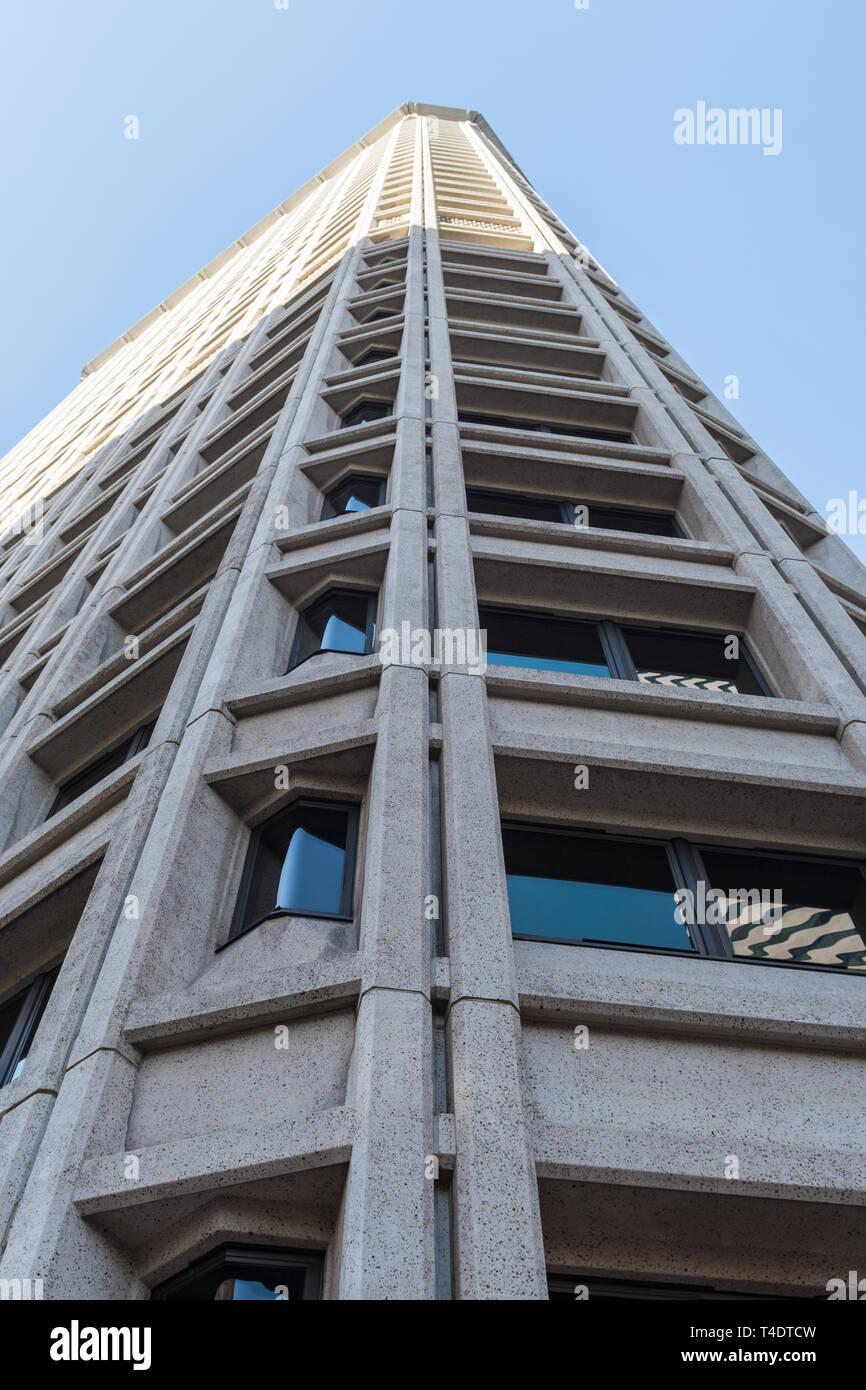 Ansicht von unten ein Wolkenkratzer in Seattle an einem klaren Tag. Stockfoto