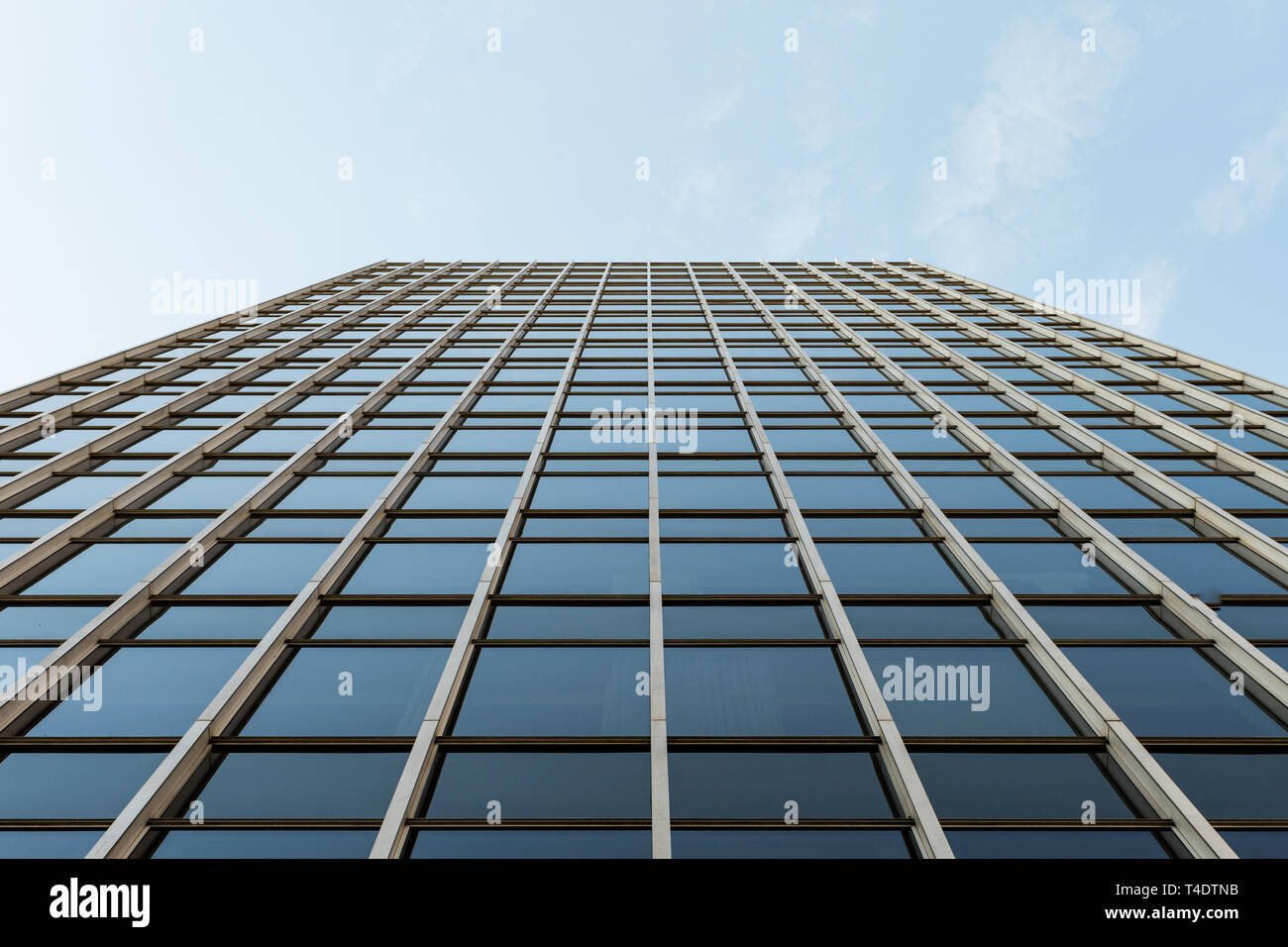 Ansicht von unten ein Wolkenkratzer in Seattle an einem klaren Tag. Stockfoto