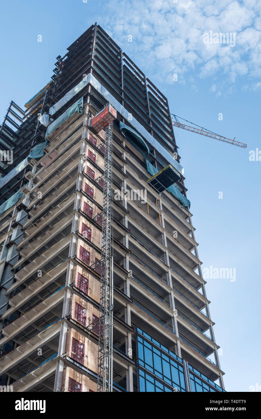 Unteransicht eines im Bau befindlichen Wolkenkratzers in Seattle an einem klaren Tag. Stockfoto