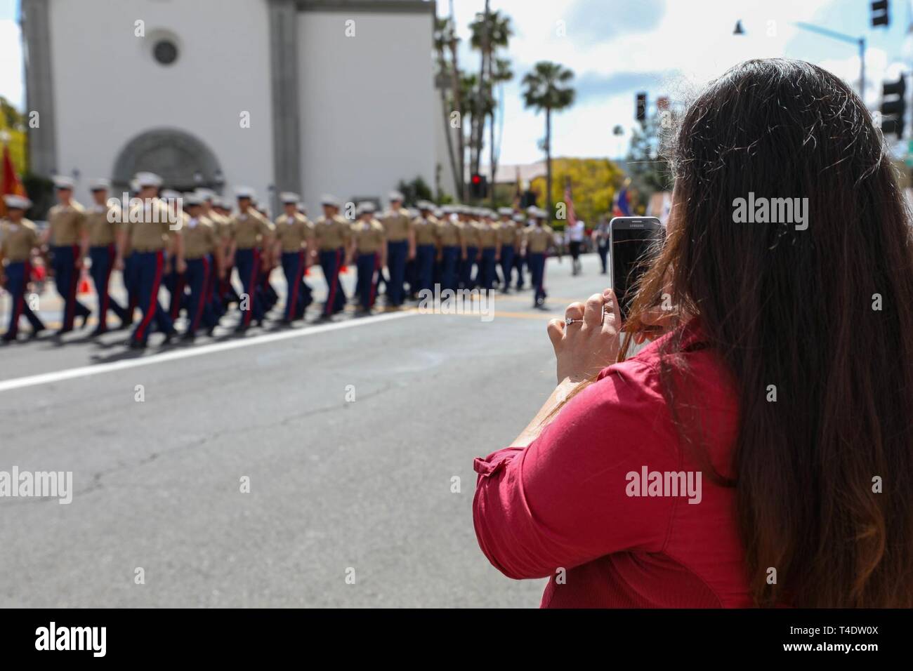 Us-Marines mit 1St Bataillon, 11 Marine Regiment, 1st Marine Division, März während der 61. jährlichen Schwalben Day Parade in San Juan Capistrano, Kalifornien, 23. März 2019. Das Regiment häufig beteiligt sich an Ereignisse während ihrer Wahlheimat, San Juan Capistrano, ihre Unterstützung gegenüber der örtlichen Gemeinschaft zu demonstrieren. Stockfoto