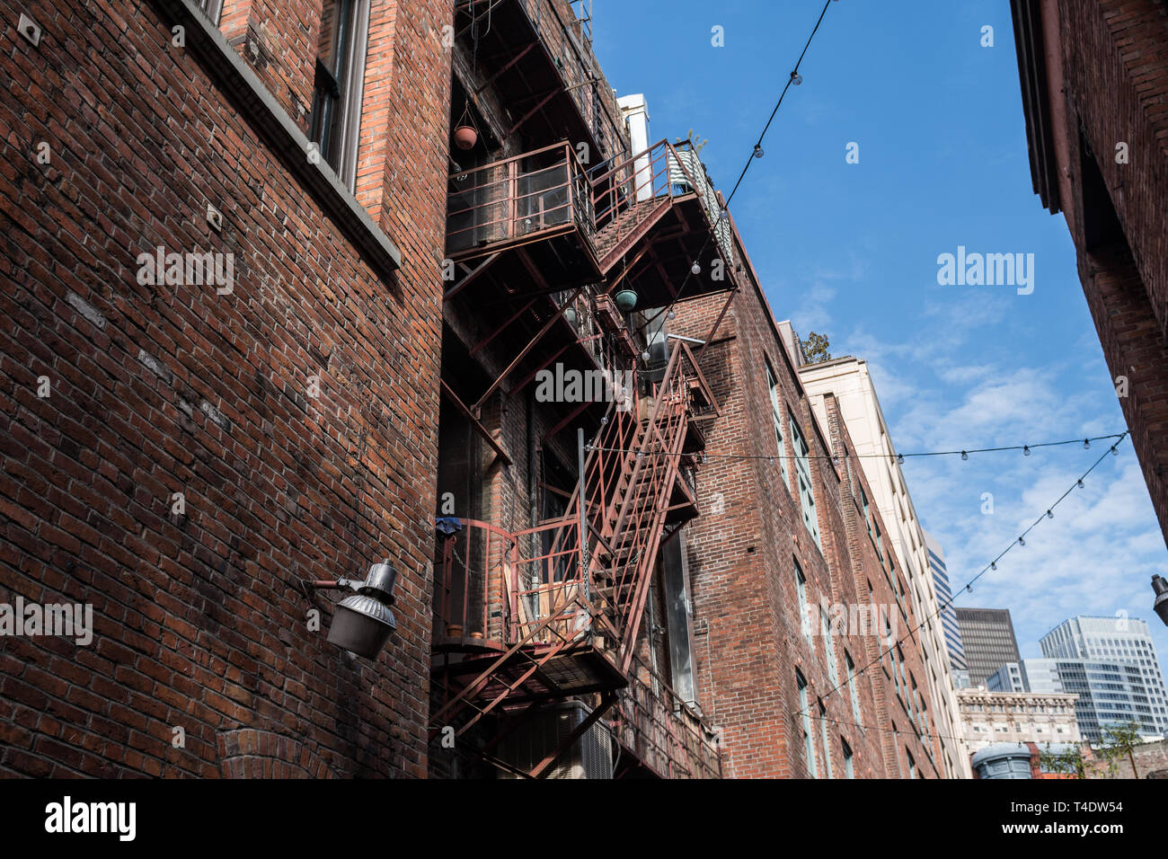 Feuer an der Rückseite eines alten Gebäudes in der Innenstadt von Seattle Stockfoto