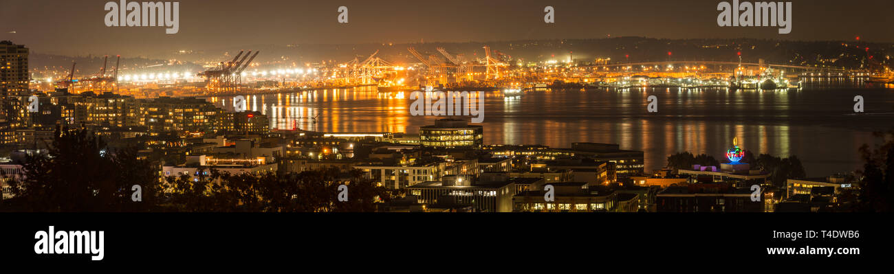 Panoramablick auf die Nacht Blick auf Seattle's Elliott Bay und den Hafen. Stockfoto
