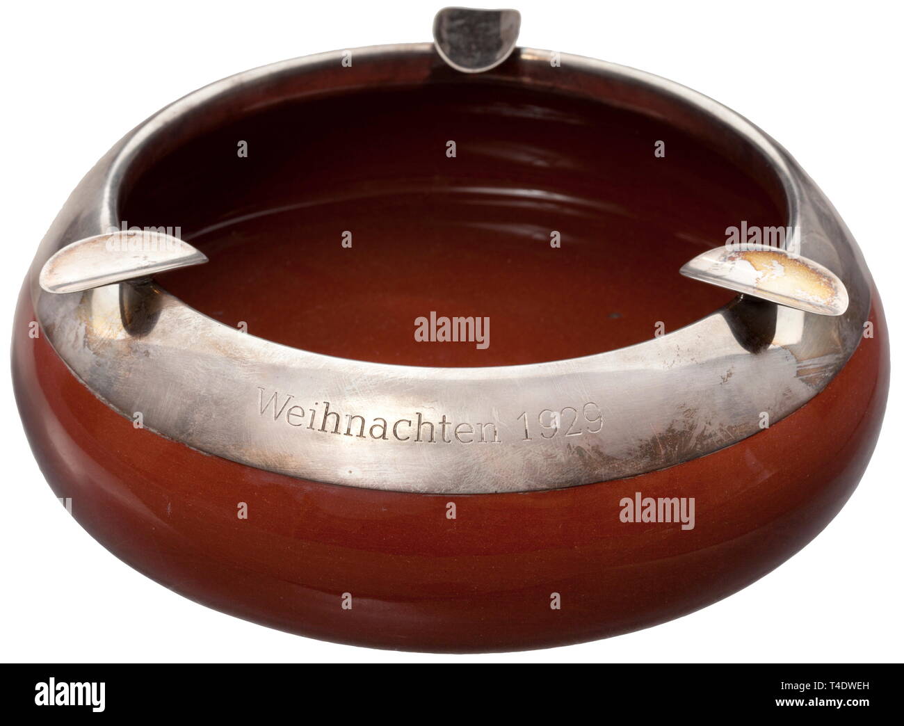 General Feldmarschall August von Mackensen (1849 - 1945) - ein cadinen Widmung Aschenbecher von Kaiser Wilhelm II. Weihnachten 1929. Auburn glasierten Steinzeug mit silber Befestigung, daraufhin den eingravierten Cipher' W II' auf der Vorderseite unterhalb der Kaiserlichen Krone, auf der Rückseite "Weihnachten 1929" (Weihnachten 1929). Auf der Unterseite drücken Sie auf Mark der Kaiserlichen Majolika Manufaktur Cadinen sowie eine kaum lesbar Bestands' ... des Generalfeldmarschalls v. Mackensen". 19 cm im Durchmesser. Außerdem einen Brief persönlich in Tinte von Mackensen, Additional-Rights - Clearance-Info geschrieben - Not-Available Stockfoto