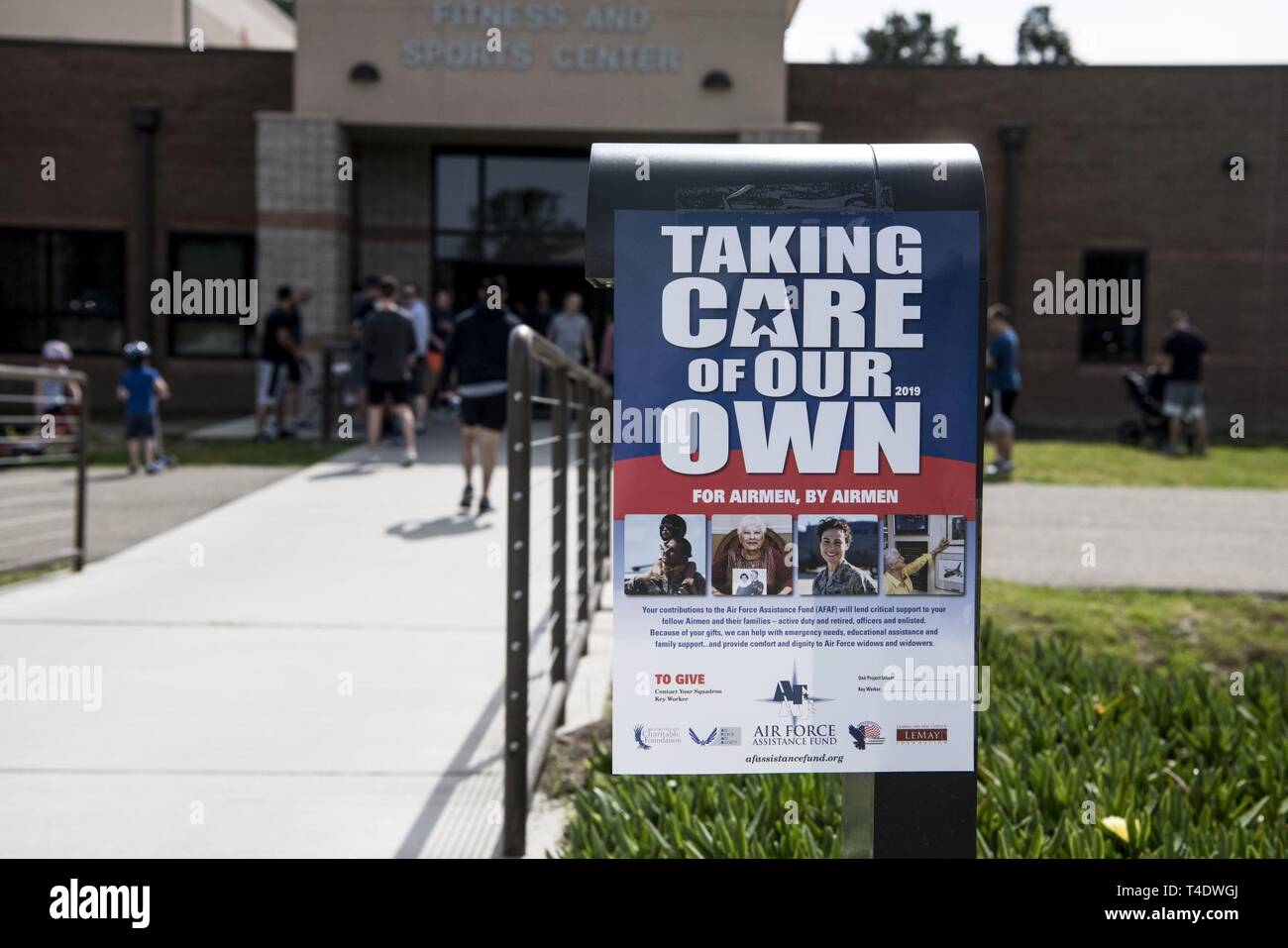 Flieger und ihre Familien bereiten sich auf die Luftwaffe Unterstützung für die Kampagne "Weil wir uns kümmern" 5K März 22, 2019, auf der Vandenberg Air Force Base, Calif. AFAF Unterstützung für Flieger und ihre Familien während der Zeit der Bereitstellung, finanzieller Druck, Naturkatastrophen und individuellen und familiären Notfällen bietet. Stockfoto