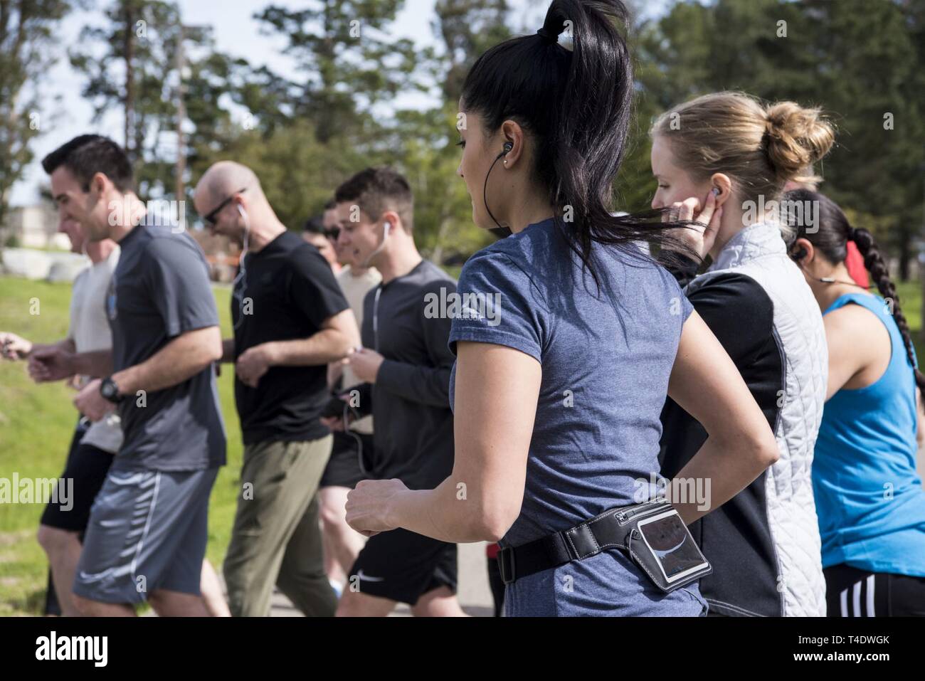 Flieger und ihre Familien beteiligen sich an der Air Force Unterstützung für die Kampagne "Weil wir uns kümmern" 5K März 22, 2019, auf der Vandenberg Air Force Base, Calif. Das Event an Duane Wolf Fitnesscenter begann und half die Unterstützung des AFAF Ziel 5,6 Mio. $ während der Kampagne 2019 zu erhöhen. Stockfoto