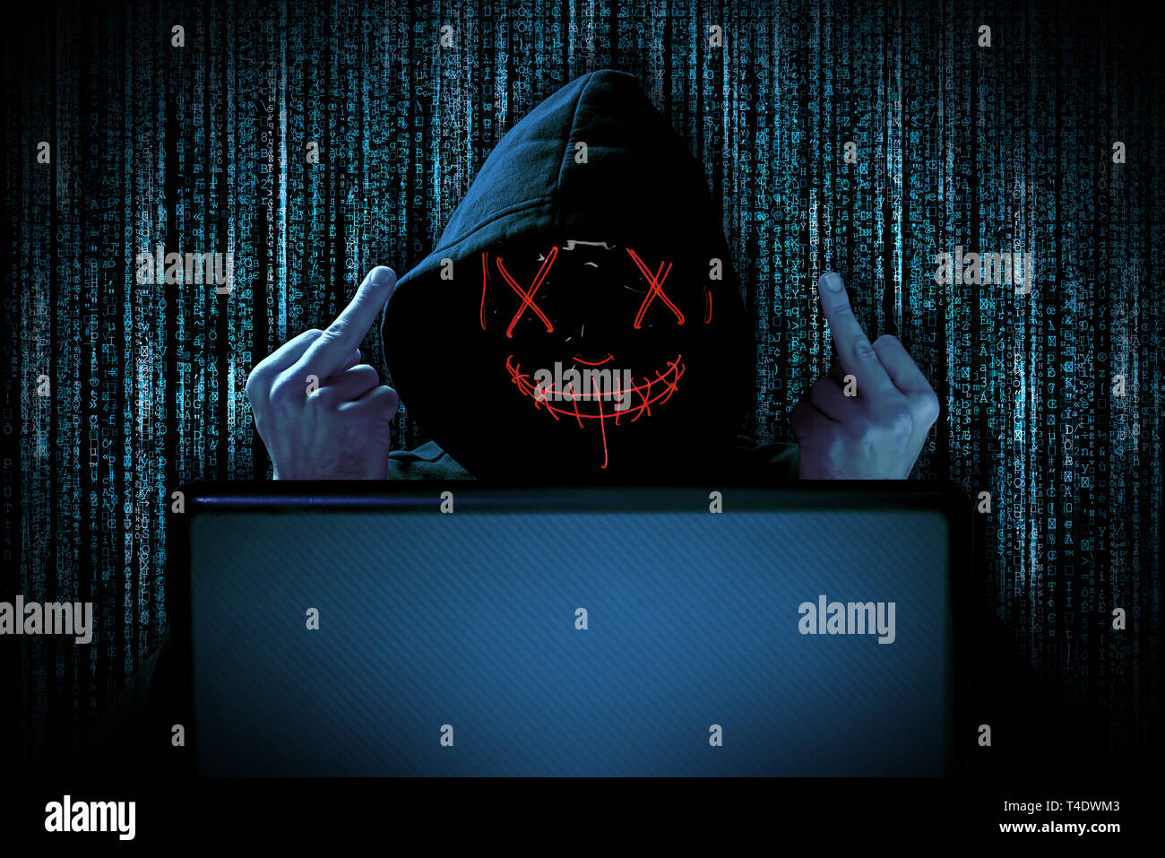 Hacker mit mittleren Finger Geste Provokation rot glühenden Maske hinter Notebook Laptop vor blaue Quelle binärer Code Hintergrund Internet cyber h Stockfoto