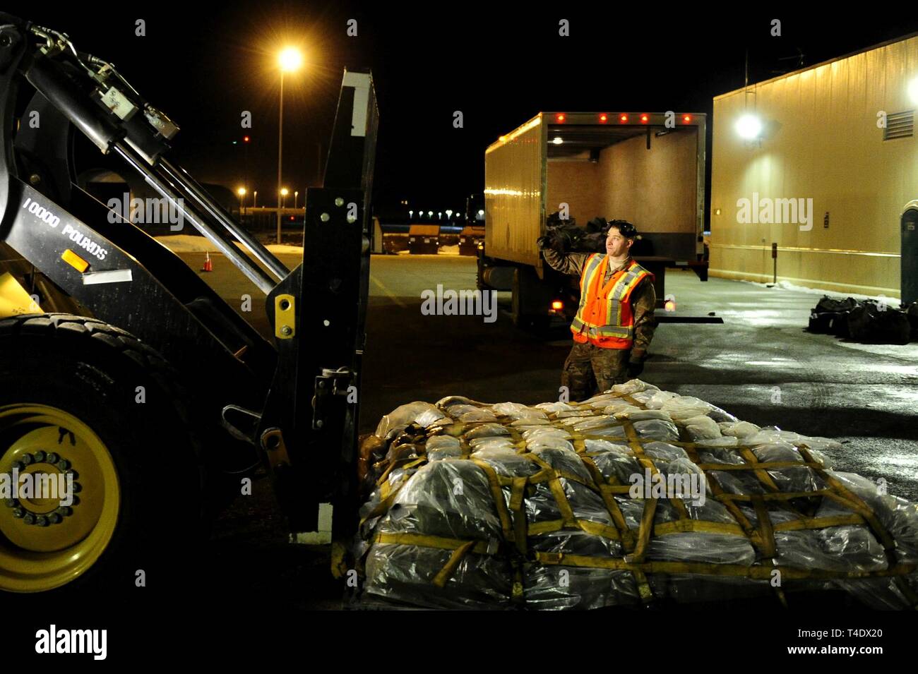 Us Air Force Senior Airman Dustin Downen, der 673 d Logistik Bereitschaft Geschwader zugewiesen haben, akzeptiert eine Ausrüstung Palette nach Lieferung während Polar Kraft 19-4 bei Joint Base Elmendorf-Richardson, Alaska, 26. März 2019. Polar Kraft ist eine zweiwöchige Übung konzipiert JBER's Mission Bereitschaft zu testen. Übungen wie diese stärken und entwickeln die fähigkeiten Service Mitglieder verlangen, wenn nachteilige Situationen. Stockfoto