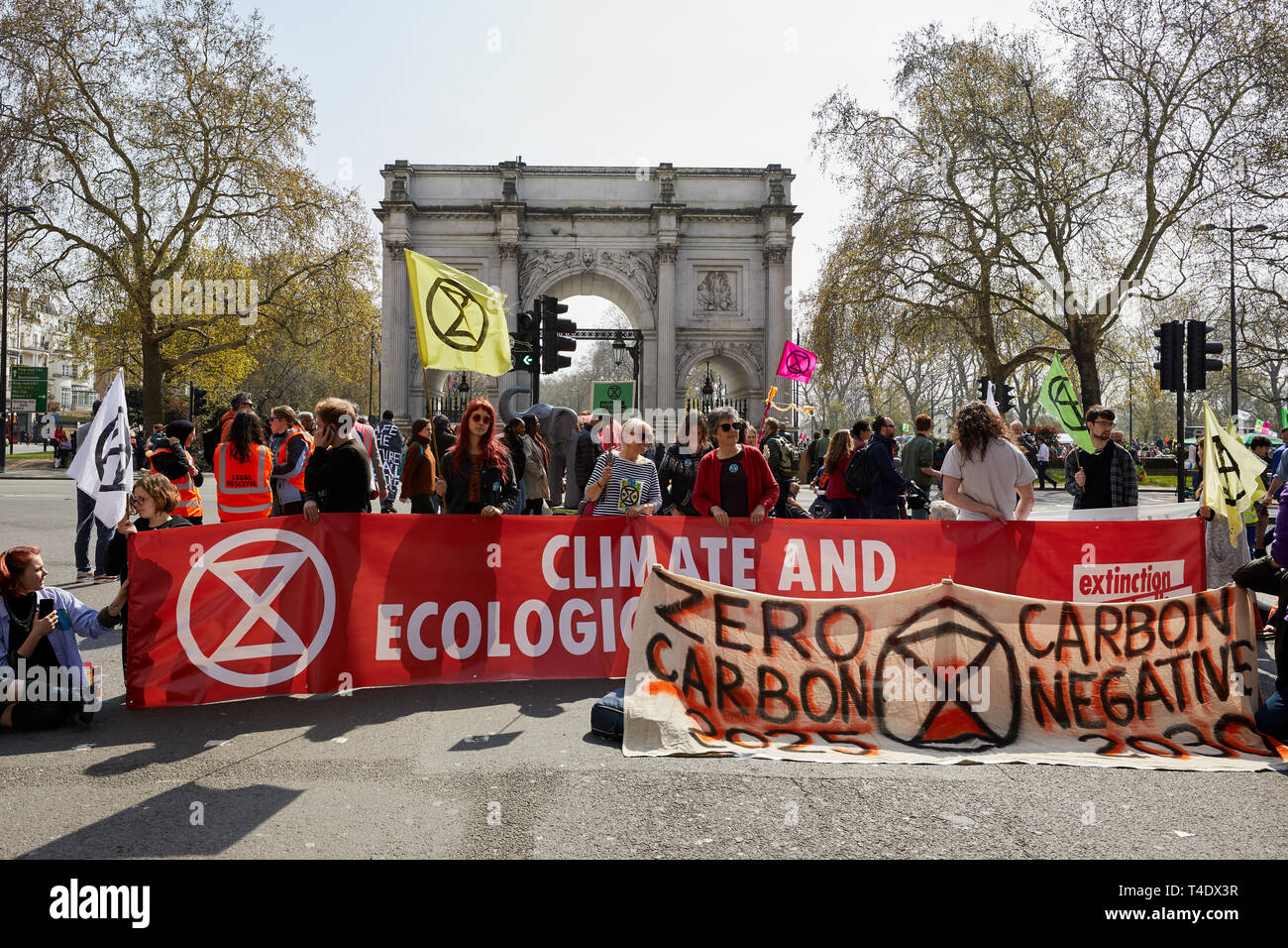 London, Großbritannien. April 15, 2019: Mitglieder des Aussterbens Rebellion blockieren Straßen nach Marble Arch Bewusstsein für den Klimawandel zu fördern. Stockfoto