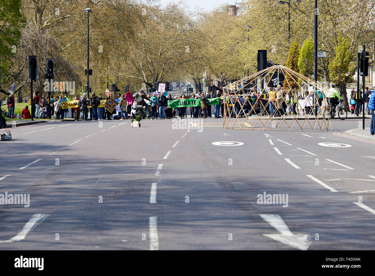 London, Großbritannien. April 15, 2019: Mitglieder des Aussterbens Rebellion blockieren Straßen nach Marble Arch Bewusstsein für den Klimawandel zu fördern. Stockfoto