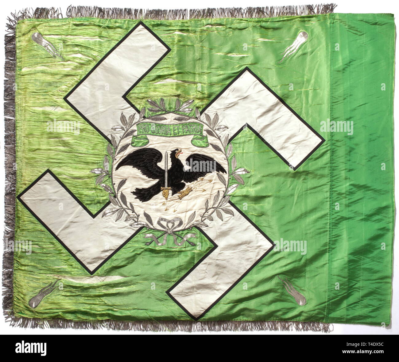 Ein Bataillon Flag für die "Allgemeinen Göring 'Regiment. Hellgrün Seide mit silber Franse auf drei Seiten. Ein weißer Seide Hakenkreuz in Schwarz auf beiden Seiten mit einem Lorbeerkranz um seine Mitte mit einer steigenden Adler, bestickt in Schwarz und Braun, ein Schwert und drei Blitze in seinen Krallen. Einen hellgrünen Blättern mit "Pro Gloria et Patria", Silber - bestickt flammende Granate in jeder Ecke. Auf beiden Seiten, die teilweise sehr abgenutzt. Größe 140 x 110 cm. Farbe-frisch. Hermann Göring im September 1933 acht Fahnen dieser Art vorgestellt, Additional-Rights - Clearance-Info - Not-Available Stockfoto