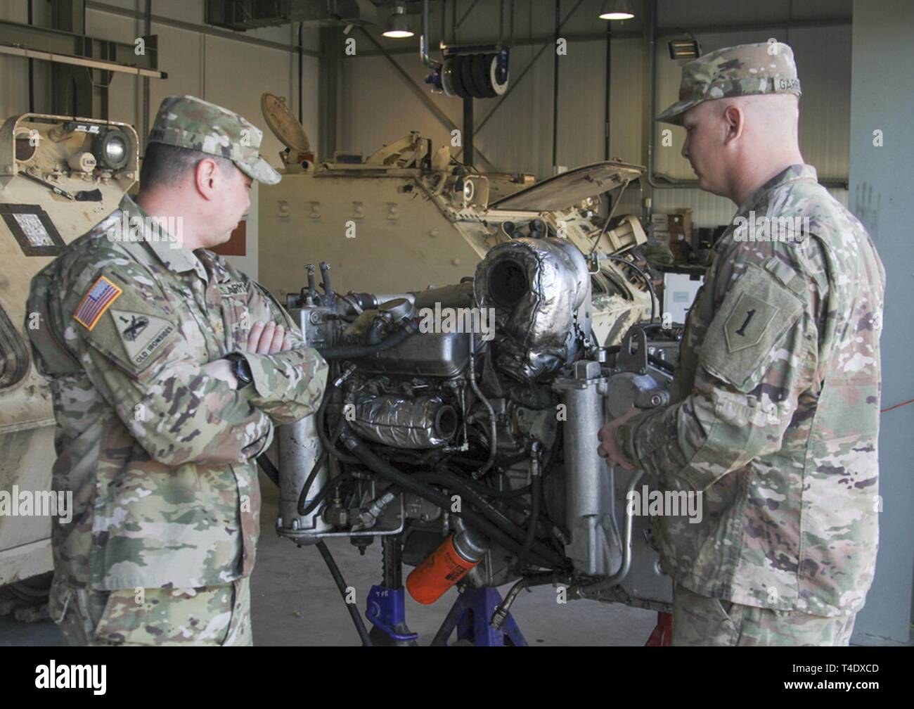 Us-Armee Maj. Keith E. Angwin, Executive Officer der 1.Bataillon, 16 Infanterie- Regiments und Sgt. Travis K. Garnison, ein Fahrzeug Werkstatt, beobachten Sie den Motor eines M113 Schützenpanzer bei Service und Wartung bei Novo Selo, Bulgarien, 25. März 2019. Die Soldaten sind Wartungsarbeiten an ihre Ausrüstung in der Vorbereitung für ihre bevorstehenden Missionen mit Verbündeten und Partner Nationen als Teil der Atlantischen lösen. Stockfoto