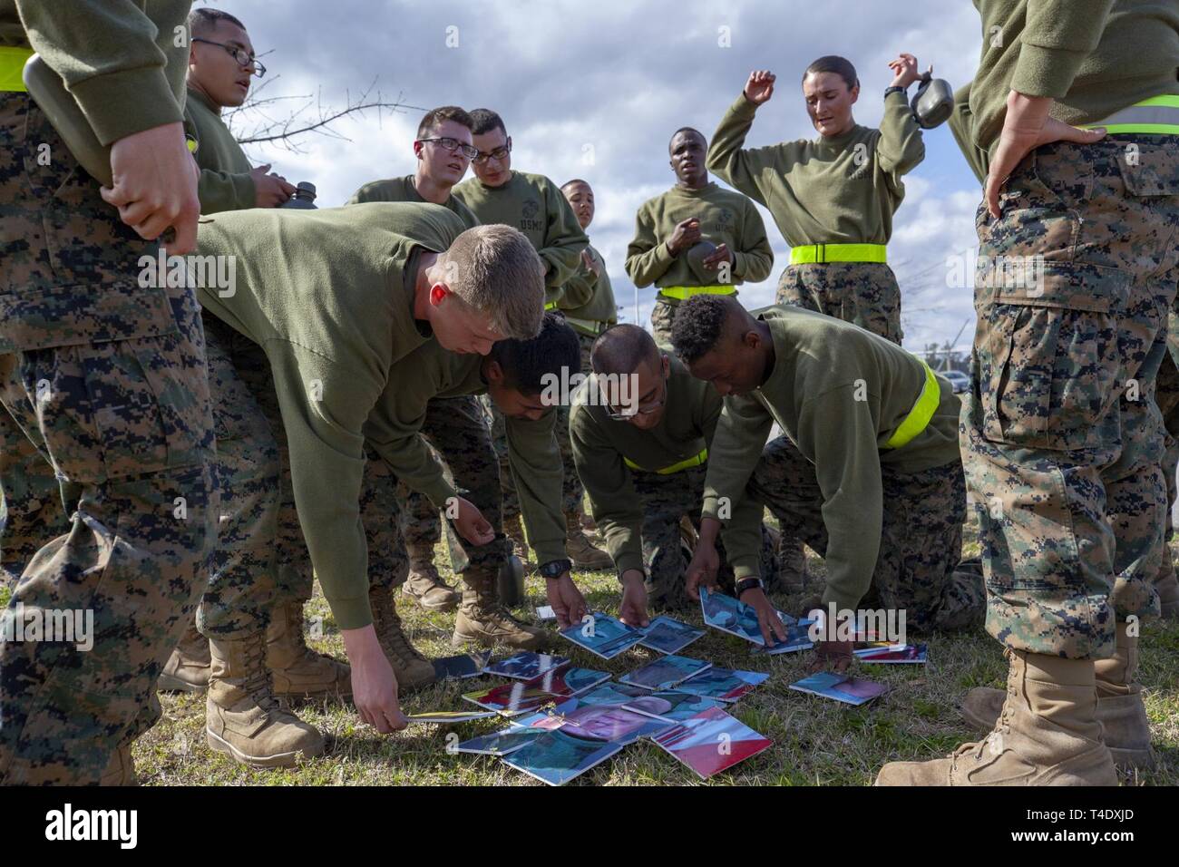Us-Marines zu Masse Schule (GSS), Marine Corps Combat Service Support Schulen zugewiesen, ein Puzzle während der GSS Spartan Herausforderung im Camp Johnson, N.C., 21. März 2019 zu lösen. Die GSS Spartan Herausforderung erweiterte der Krieger Geist unter den Mitarbeitern und Studenten der GSS, indem Sie ihre körperlichen Fähigkeiten und Marine Corps Wissen auf den Prüfstand. Stockfoto