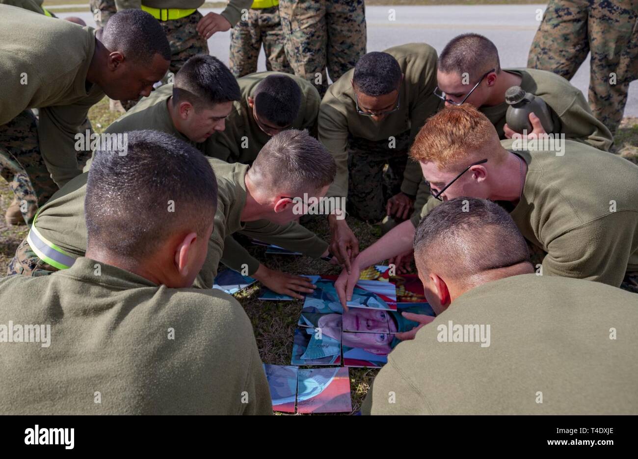 Us-Marines zu Masse Schule (GSS), Marine Corps Combat Service Support Schulen zugewiesen, ein Puzzle während der GSS Spartan Herausforderung im Camp Johnson, N.C., 21. März 2019 zu lösen. Die GSS Spartan Herausforderung erweiterte der Krieger Geist unter den Mitarbeitern und Studenten der GSS, indem Sie ihre körperlichen Fähigkeiten und Marine Corps Wissen auf den Prüfstand. Stockfoto