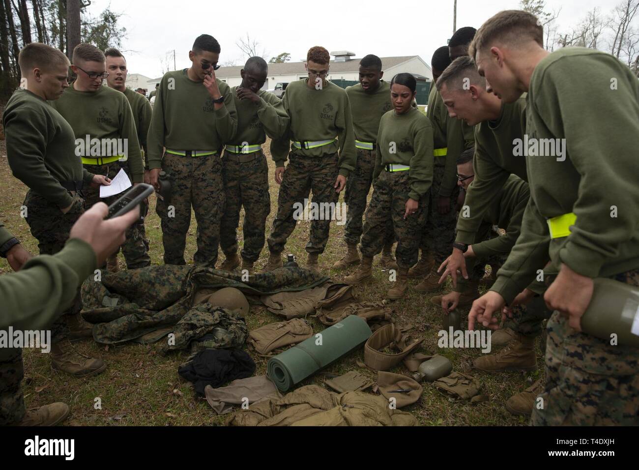Us-Marines zu Masse Schule (GSS), Marine Corps Combat Service Support Schulen zugewiesen, spielen eine militärische Gang Memory Spiel während der GSS Spartan Herausforderung im Camp Johnson, N.C., 21. März 2019. Die GSS Spartan Herausforderung erweiterte der Krieger Geist unter den Mitarbeitern und Studenten der GSS, indem Sie ihre körperlichen Fähigkeiten und Marine Corps Wissen auf den Prüfstand. Stockfoto