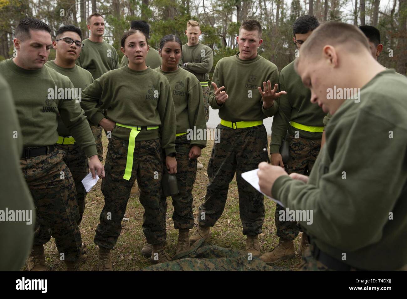 Us-Marines zu Masse Schule (GSS), Marine Corps Combat Service Support Schulen zugewiesen, spielen eine militärische Gang Memory Spiel während der GSS Spartan Herausforderung im Camp Johnson, N.C., 21. März 2019. Die GSS Spartan Herausforderung erweiterte der Krieger Geist unter den Mitarbeitern und Studenten der GSS, indem Sie ihre körperlichen Fähigkeiten und Marine Corps Wissen auf den Prüfstand. Stockfoto