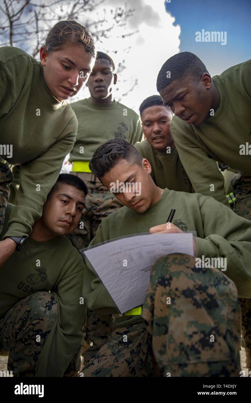 Us-Marines zu Masse Schule (GSS), Marine Corps Combat Service Support Schulen zugewiesen, brain-Teaser während der GSS Spartan Herausforderung im Camp Johnson, N.C., 21. März 2019. Die GSS Spartan Herausforderung erweiterte der Krieger Geist unter den Mitarbeitern und Studenten der GSS, indem Sie ihre körperlichen Fähigkeiten und Marine Corps Wissen auf den Prüfstand. Stockfoto