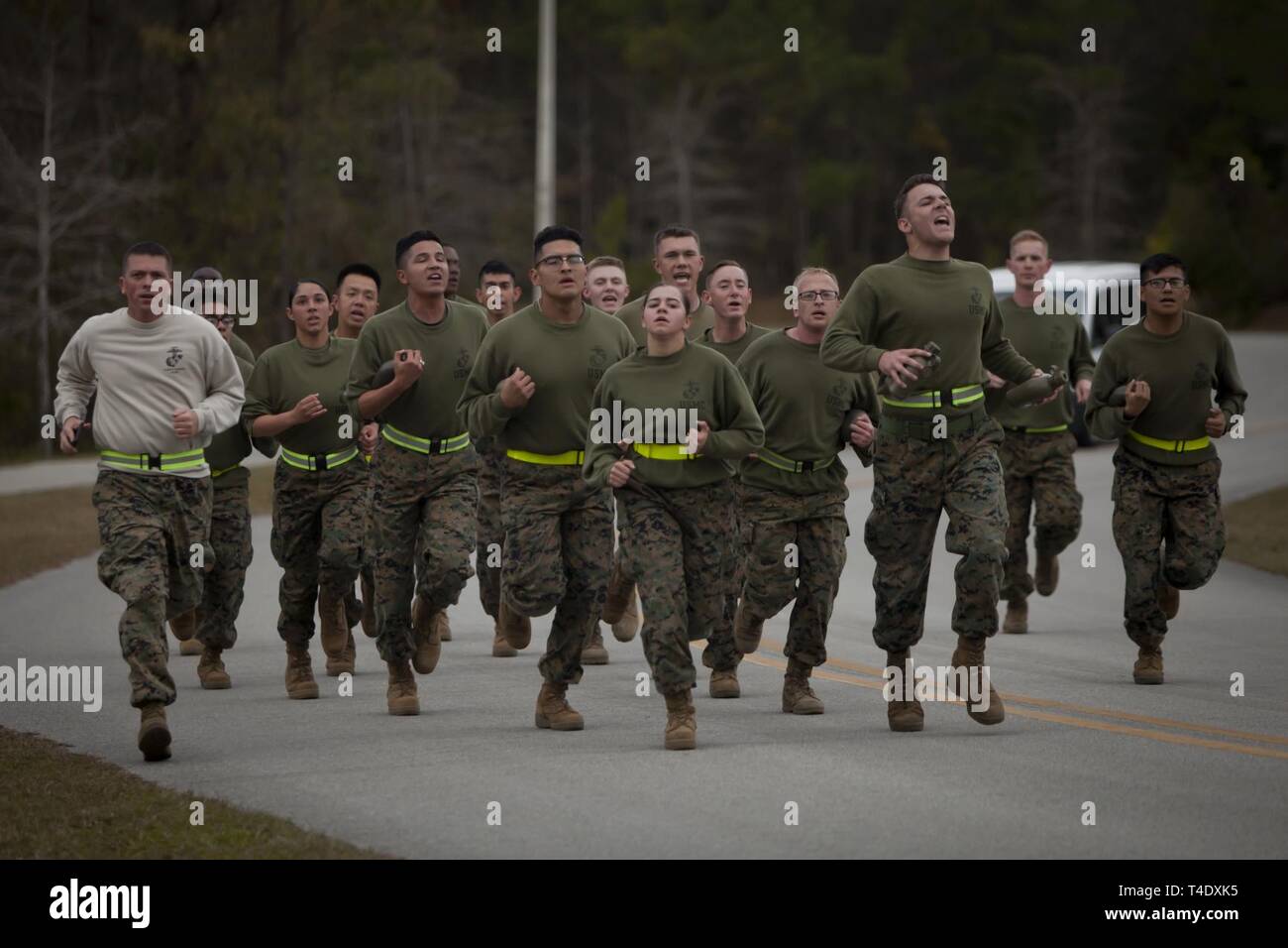Us-Marines zu Masse Schule (GSS), Marine Corps Combat Service Support Schulen zugewiesen, auf die Hand und den Arm Signal übung Station während der GSS Spartan Herausforderung im Camp Johnson, NC., 21. März 2019. Die GSS Spartan Herausforderung erweiterte der Krieger Geist unter den Mitarbeitern und Studenten der GSS, indem Sie ihre körperlichen Fähigkeiten und Marine Corps Wissen auf den Prüfstand. Stockfoto