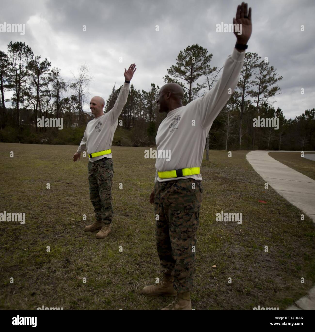 Us Marine Corps Maj. James M. Rod, Links, Executive Officer, Masse der Schule (GSS), Marine Corps Combat Service Support Schulen (MCCSSS), und die Erste Sgt. Winford Morris, rechts, erste Sergeant, GSS, MCCSSS, Hand- und Arm-Signale während des GSS Spartan Herausforderung im Camp Johnson, NC., 21. März 2019 ausführen. Die GSS Spartan Herausforderung erweiterte der Krieger Geist unter den Mitarbeitern und Studenten der GSS, indem Sie ihre körperlichen Fähigkeiten und Marine Corps Wissen auf den Prüfstand. Stockfoto