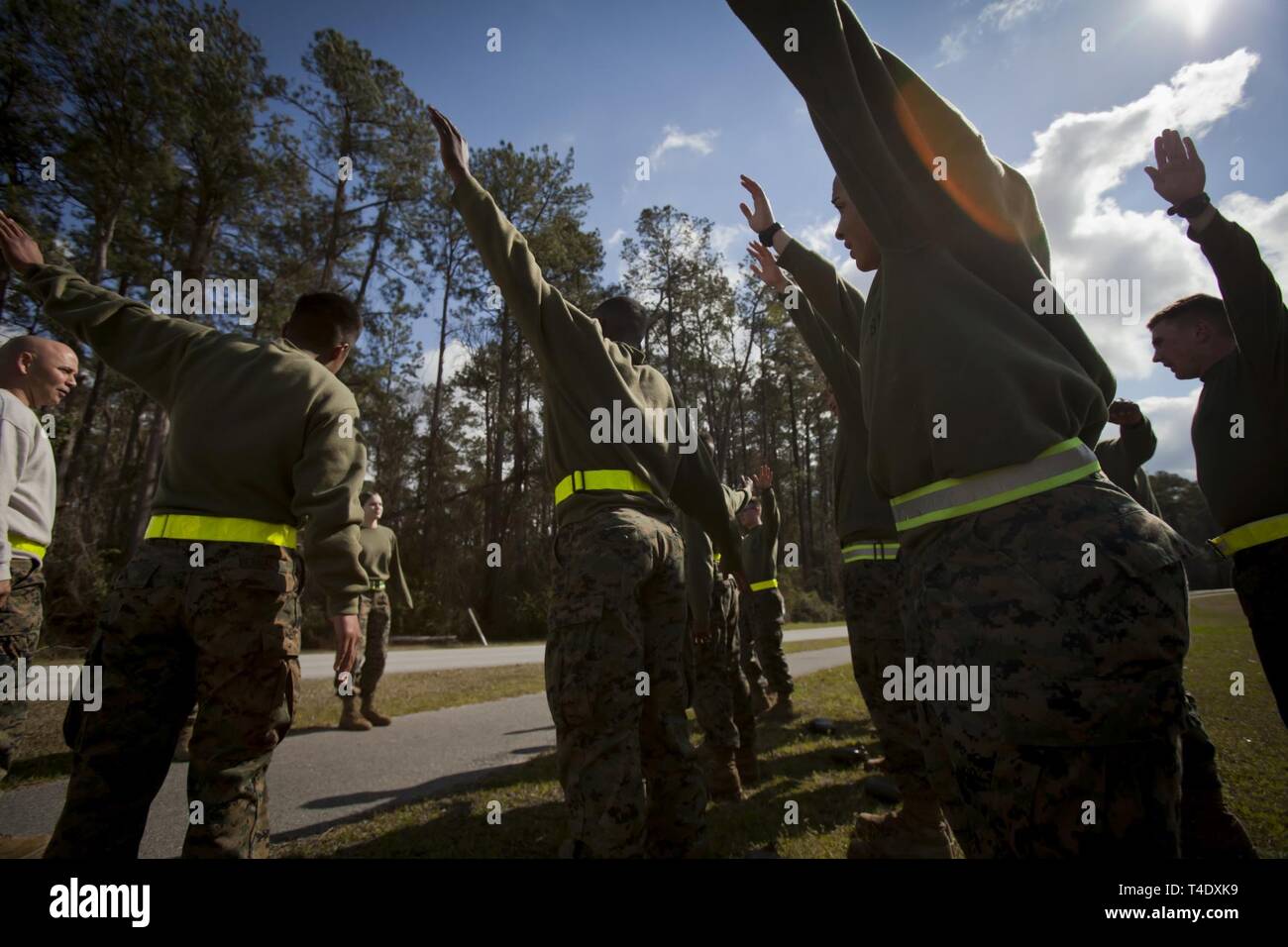 Us-Marines zu Masse Schule (GSS), Marine Corps Combat Service Support Schulen zugewiesen, der Hand und des Arms Signale während des GSS Spartan Herausforderung im Camp Johnson, NC., 21. März 2019 ausführen. Die GSS Spartan Herausforderung erweiterte der Krieger Geist unter den Mitarbeitern und Studenten der GSS, indem Sie ihre körperlichen Fähigkeiten und Marine Corps Wissen auf den Prüfstand. Stockfoto