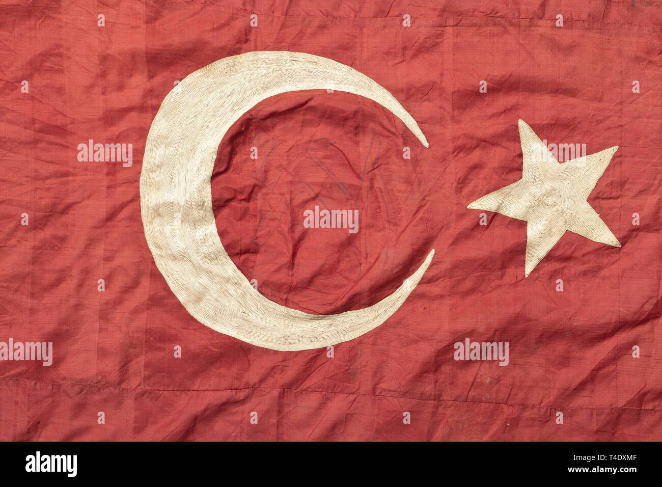 Der Flagge der Jungen Türken Bewegung ca. 1908. Feine dunkle rote Seide, fünf Stück Tuch mit gold Rand Rand auf drei Seiten (dunkel hinterlegt), Leitfaden für die Mast und Mondsichel und folgende Inschriften in Weiß Kettenstich Stickerei: "Adalet" (Gerechtigkeit), "Hürriyet" (Freiheit), bin üsavit" (Gleichheit), 'Uhuvvet" (brüderlichkeit) und 'Ittihat' (Einheit). Anzeichen von Alter und kleine Fehler. Größe ca. 250 x 160 cm. Auch eine entsprechende Flagge Finial von Blech Messing (Beulen) mit Spuren der Vergoldung. Die jungen Türken Bewegung wurde im späten 19. Jahrhundert, Additional-Rights - Clearance-Info - Not-Available gegründet Stockfoto