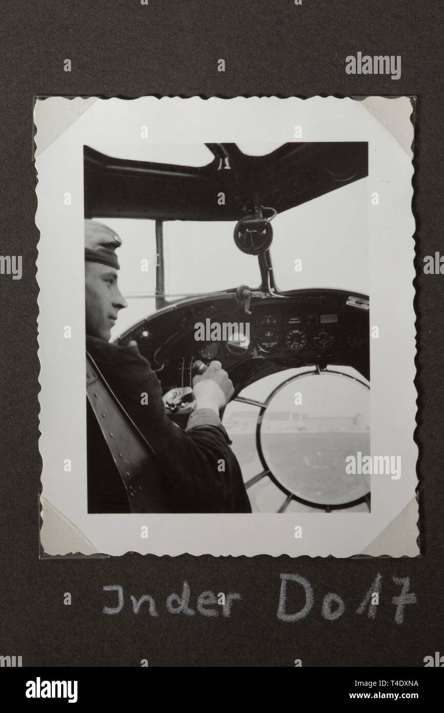 Der Nachlass von NCO Nasz-night Fighter Taktik "zahmen Sau' Fotoalbum, zwei Flug Logbücher und Literatur von einem 'Me110 Destroyer' und 'Do 17' Mitglied der Besatzung. Das Album, teilweise beschriftet, enthält Ca. 295 Bilder beginnend mit Ausbildung, die polnische und französische Kampagnen und Russland mit guten technischen Material inklusive Bilder von Panzern, Flugzeugen vieler Arten, einige mit Markierungen und Wappen, Bunker und Positionen, Gefangenen und Gefallenen. truppenbesuch von Adolf Hitler, nur zerstört, Brücken und Gleisanlagen, aufgenommene Material etc. Weitere, 110 Lose Fotos von meist Editorial-Use - Stockfoto
