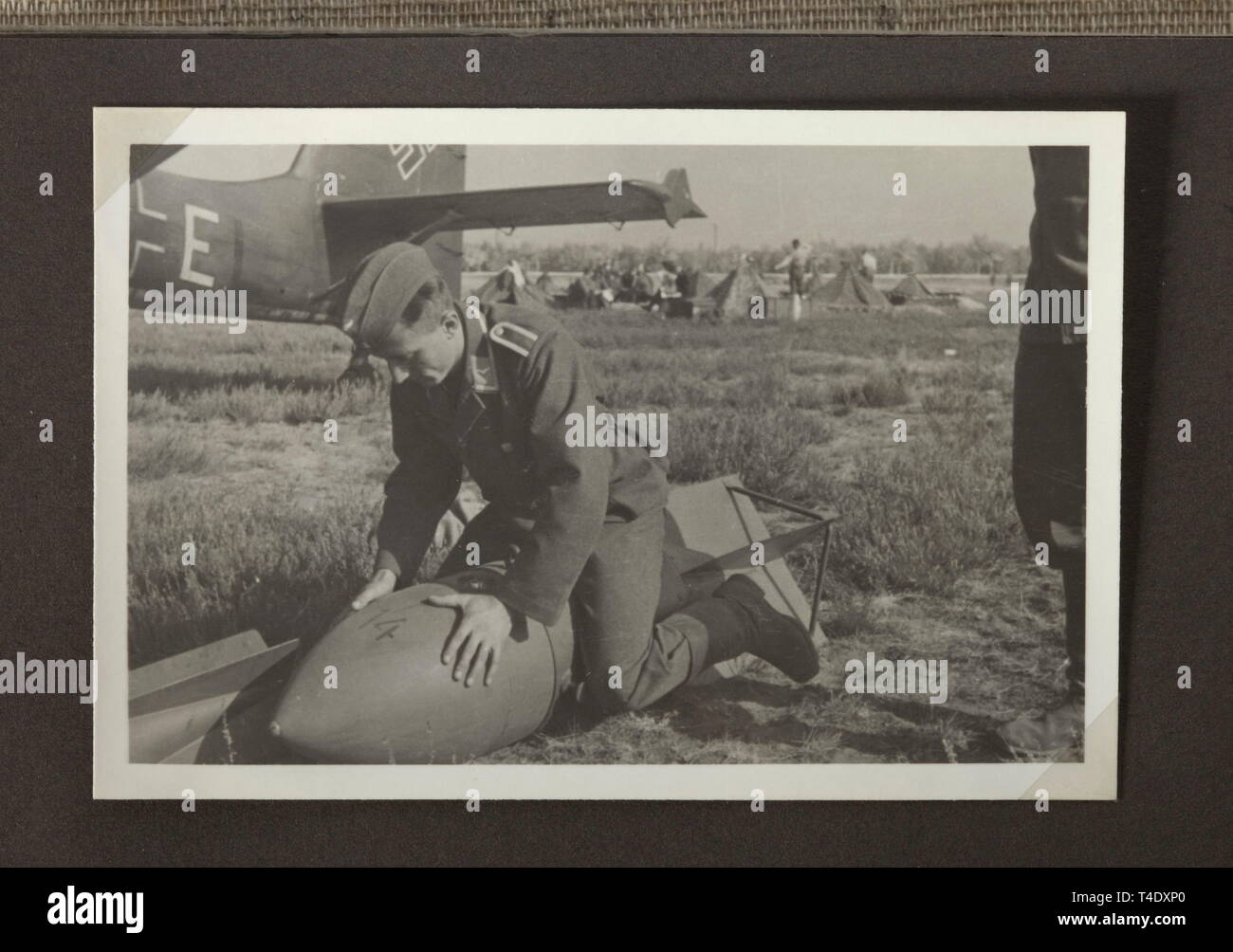 Der Nachlass von NCO Nasz-night Fighter Taktik "zahmen Sau' Fotoalbum, zwei Flug Logbücher und Literatur von einem 'Me110 Destroyer' und 'Do 17' Mitglied der Besatzung. Das Album, teilweise beschriftet, enthält Ca. 295 Bilder beginnend mit Ausbildung, die polnische und französische Kampagnen und Russland mit guten technischen Material inklusive Bilder von Panzern, Flugzeugen vieler Arten, einige mit Markierungen und Wappen, Bunker und Positionen, Gefangenen und Gefallenen. truppenbesuch von Adolf Hitler, nur zerstört, Brücken und Gleisanlagen, aufgenommene Material etc. Weitere, 110 Lose Fotos von meist Editorial-Use - Stockfoto