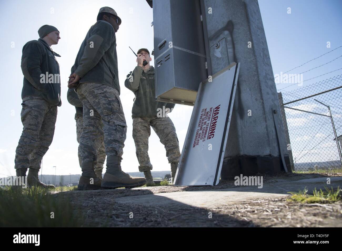 New Jersey Air Nationalgarde mit der 108 Communications Flug, hören als Senior Airman Jordanien C. Petro, radio frequency Getriebesysteme Techniker mit der 52 Mitteilung Flug, Tests Warnhinweis Getriebe ist ein Gerät, in Spangdahlem Air Base, Germany, März 19, 2019. Der 108 CF-Mitglieder bei der Aufrechterhaltung der Warnung die Systeme in den überseeischen Base als Teil einer zweiwöchigen jährliche Training mit Ihren aktiven Dienst Gegenstücke entfernt unterstützt. Stockfoto